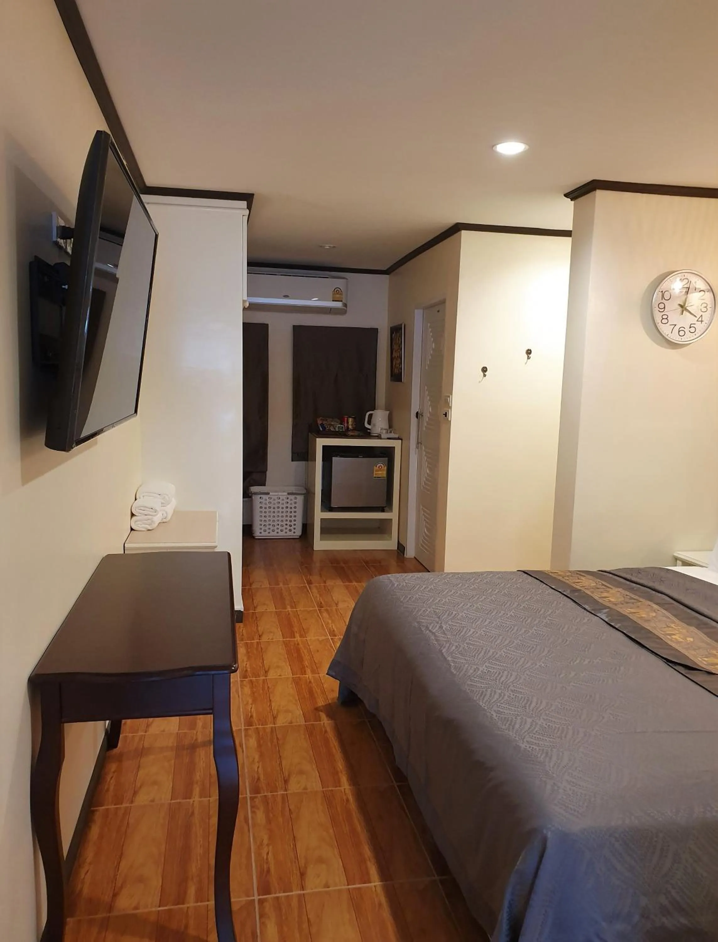 Communal lounge/ TV room, Bed in Cana Boutique Hotel