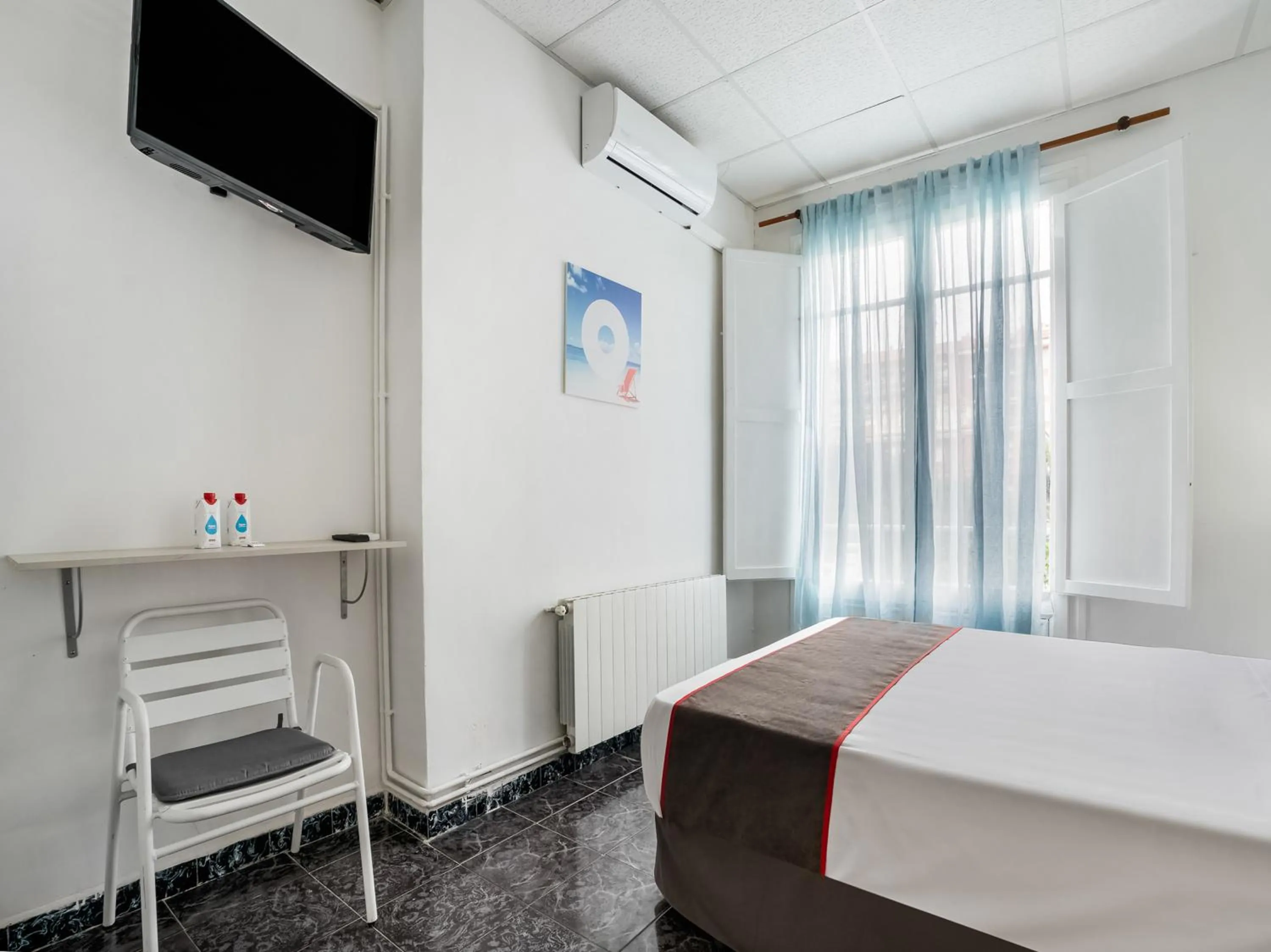 Photo of the whole room, Bed in Hostal Patio de La Luna