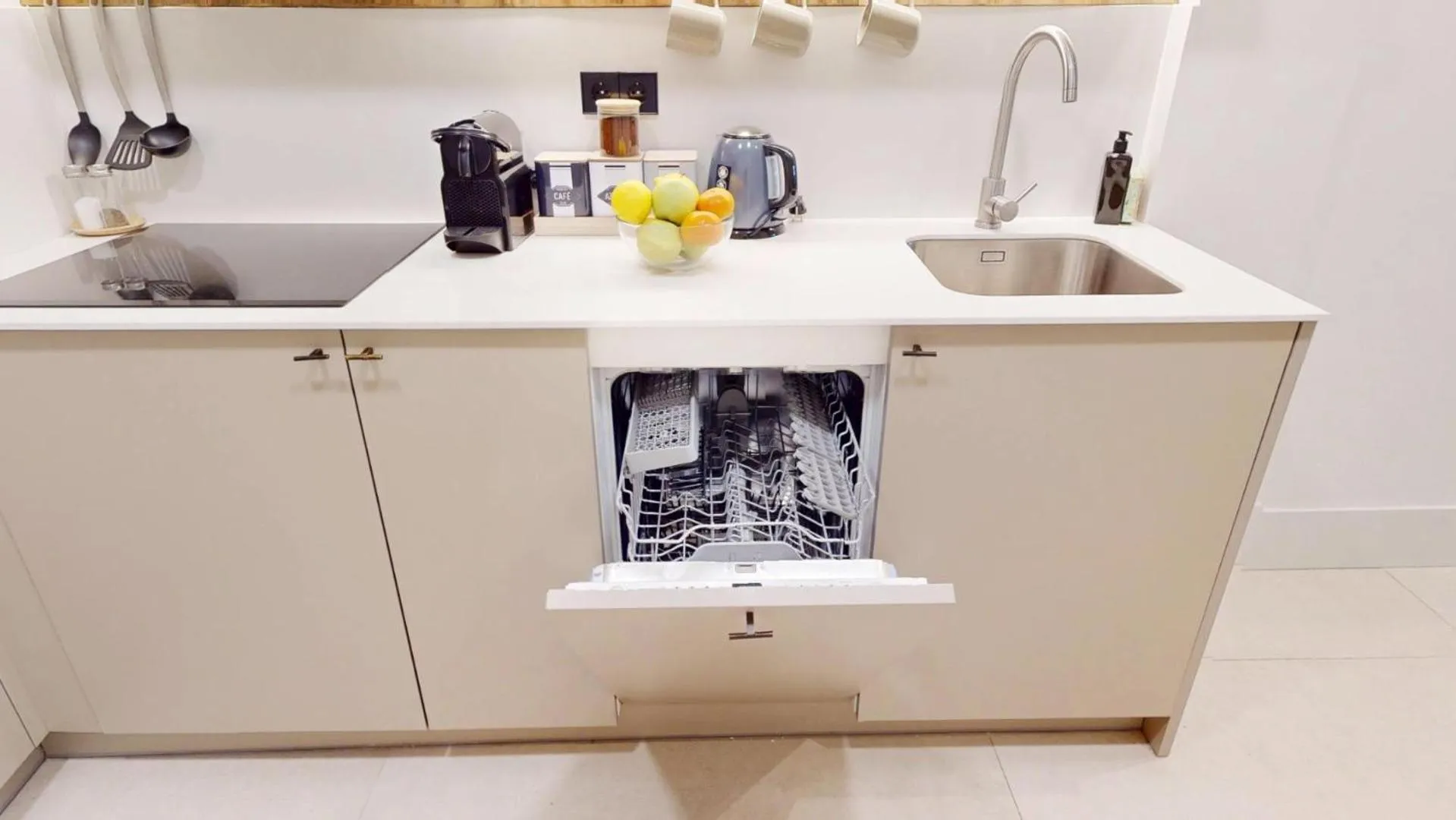 dishwasher in Sol y El Madroño