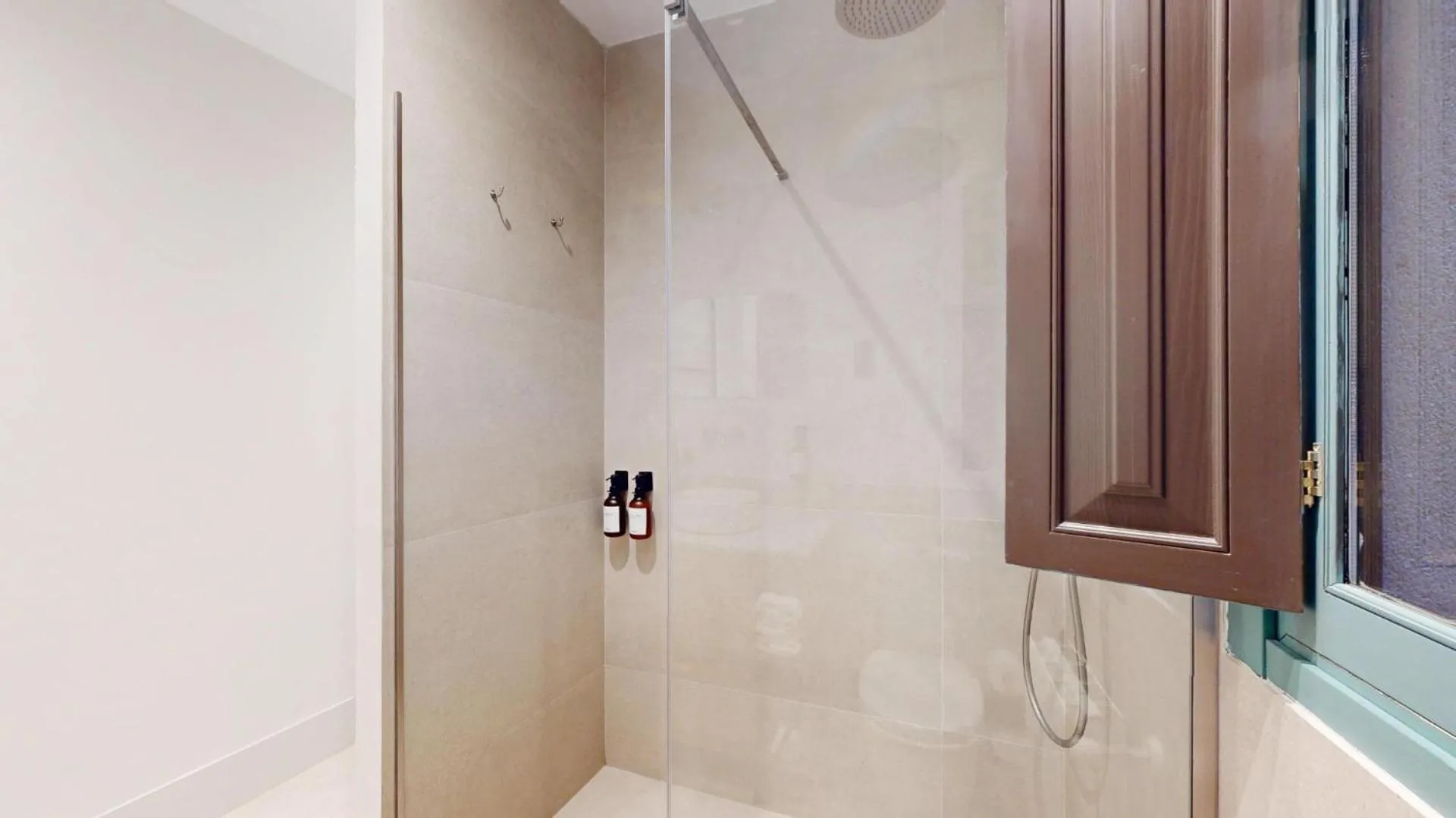 Shower in Sol y El Madroño