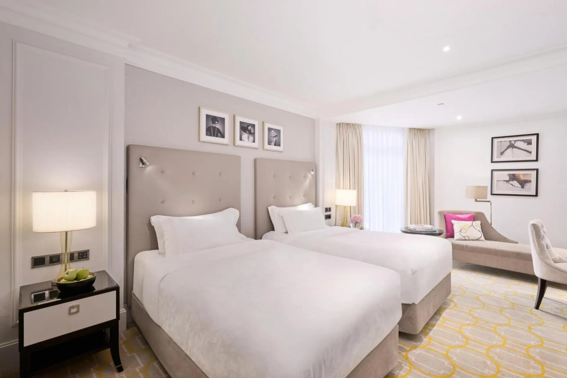 Living room, Bed in The Langham Hong Kong