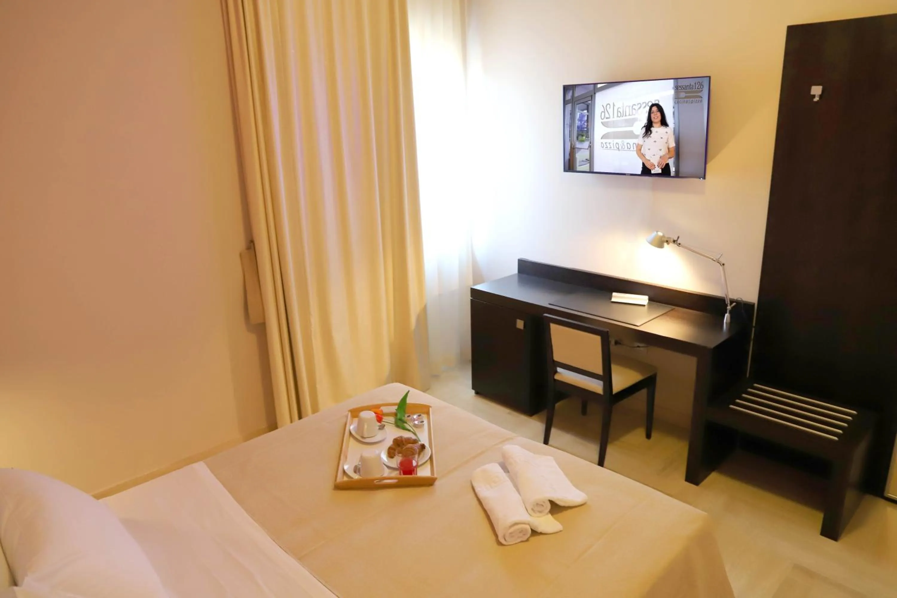 TV and multimedia, Bed in Albergo Cantiani