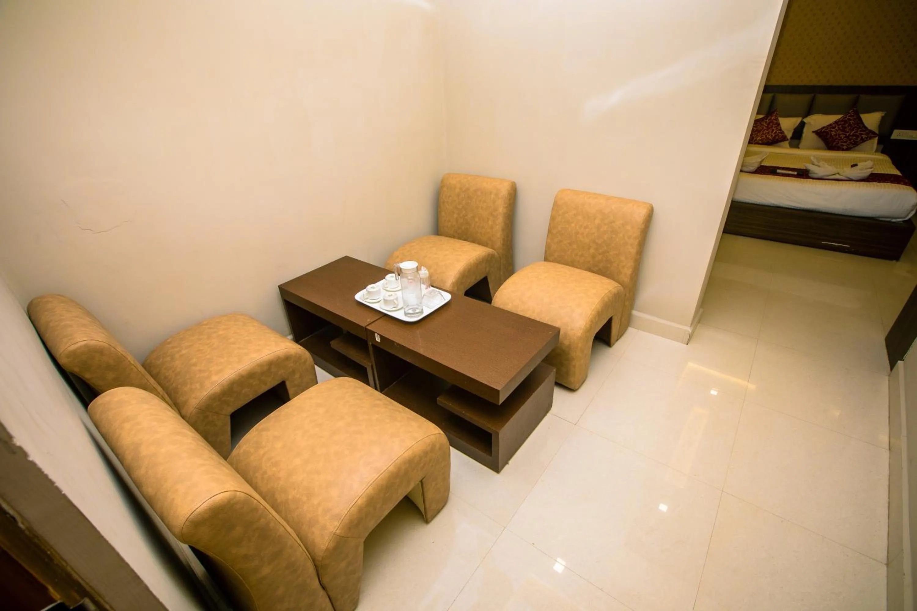 Seating area, Bed in Grand Oliver