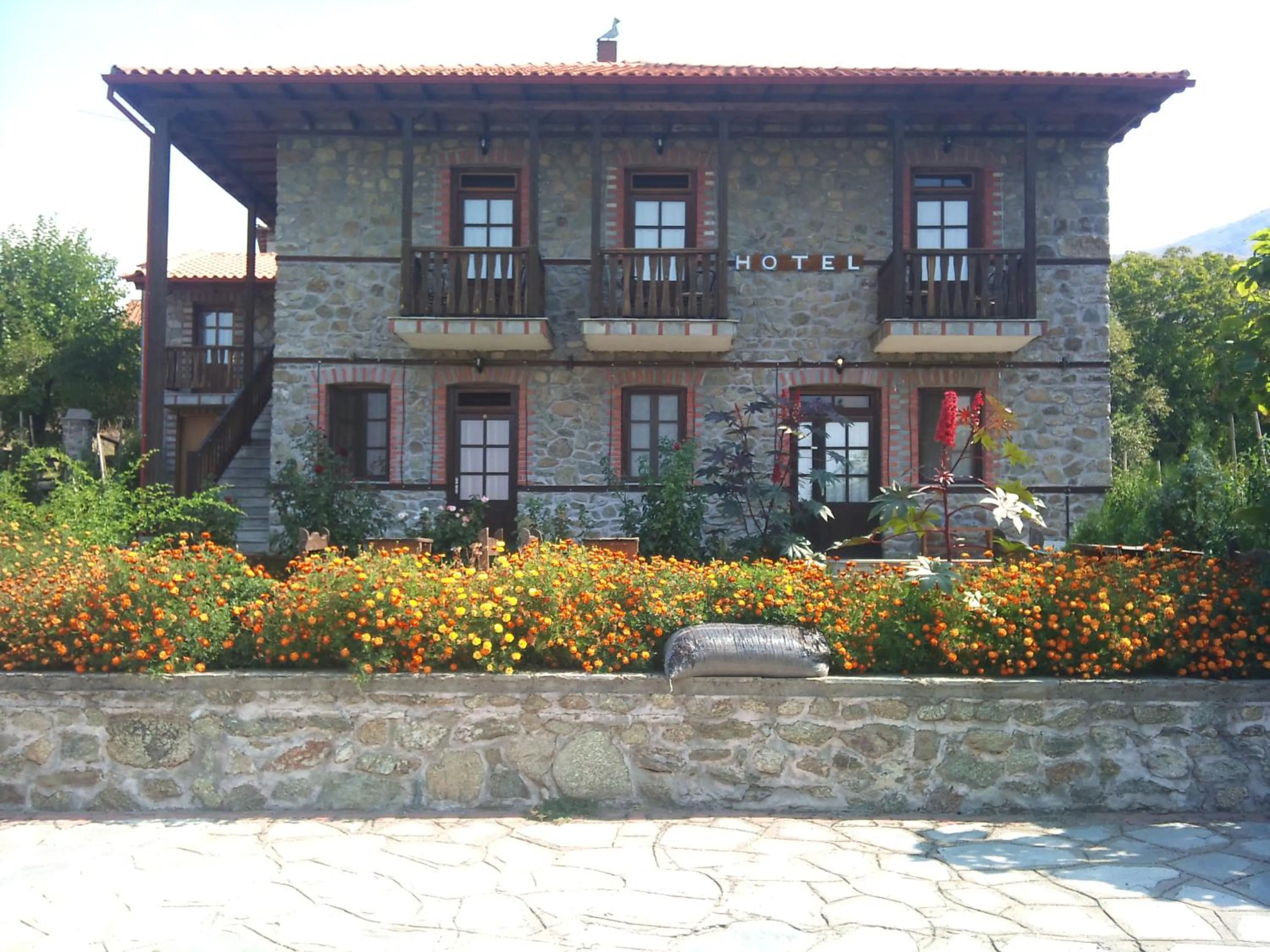 Facade/entrance in Varnous Hotel