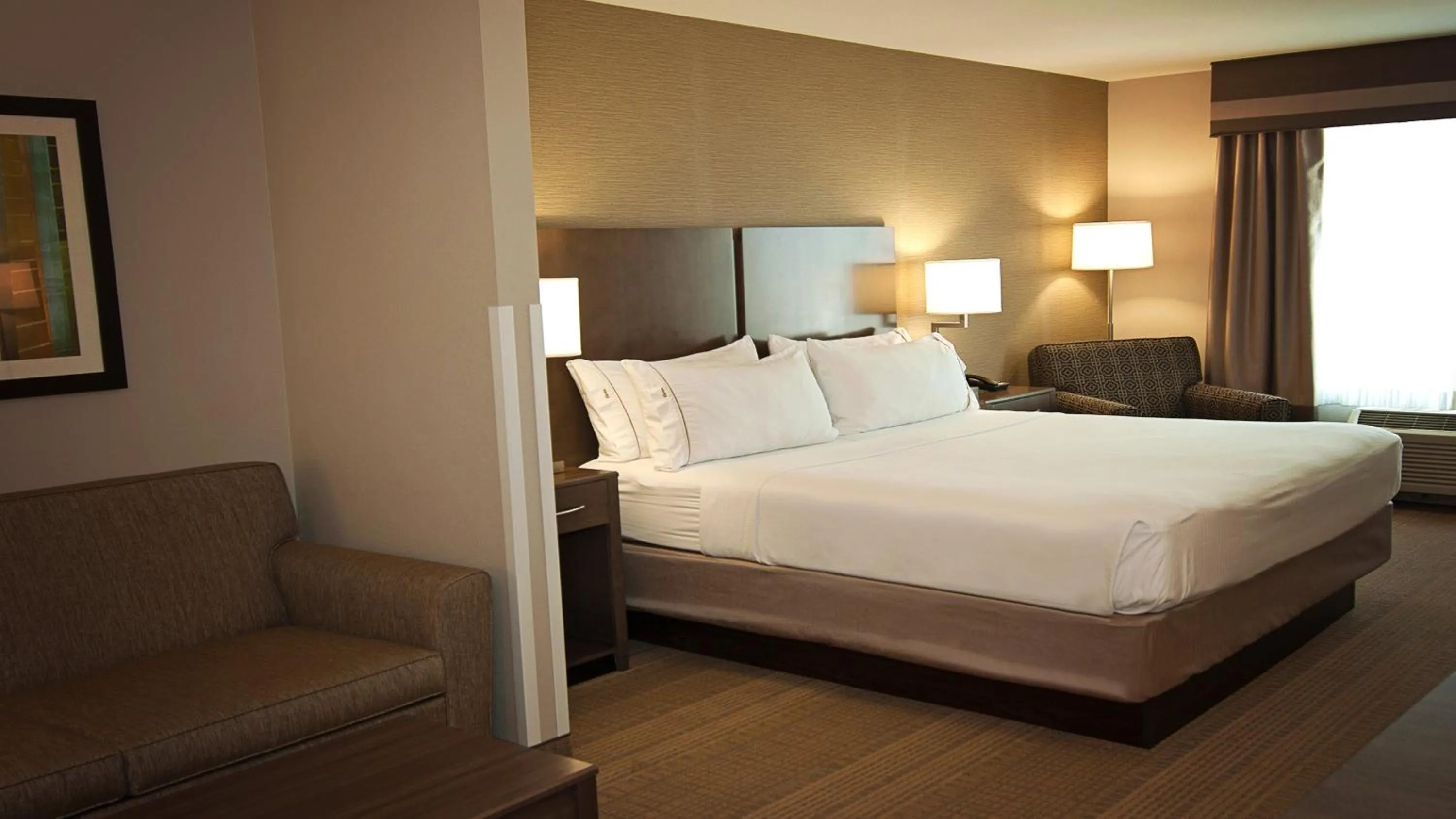 Photo of the whole room, Bed in Holiday Inn Express Hotel & Suites Wichita Northeast by IHG