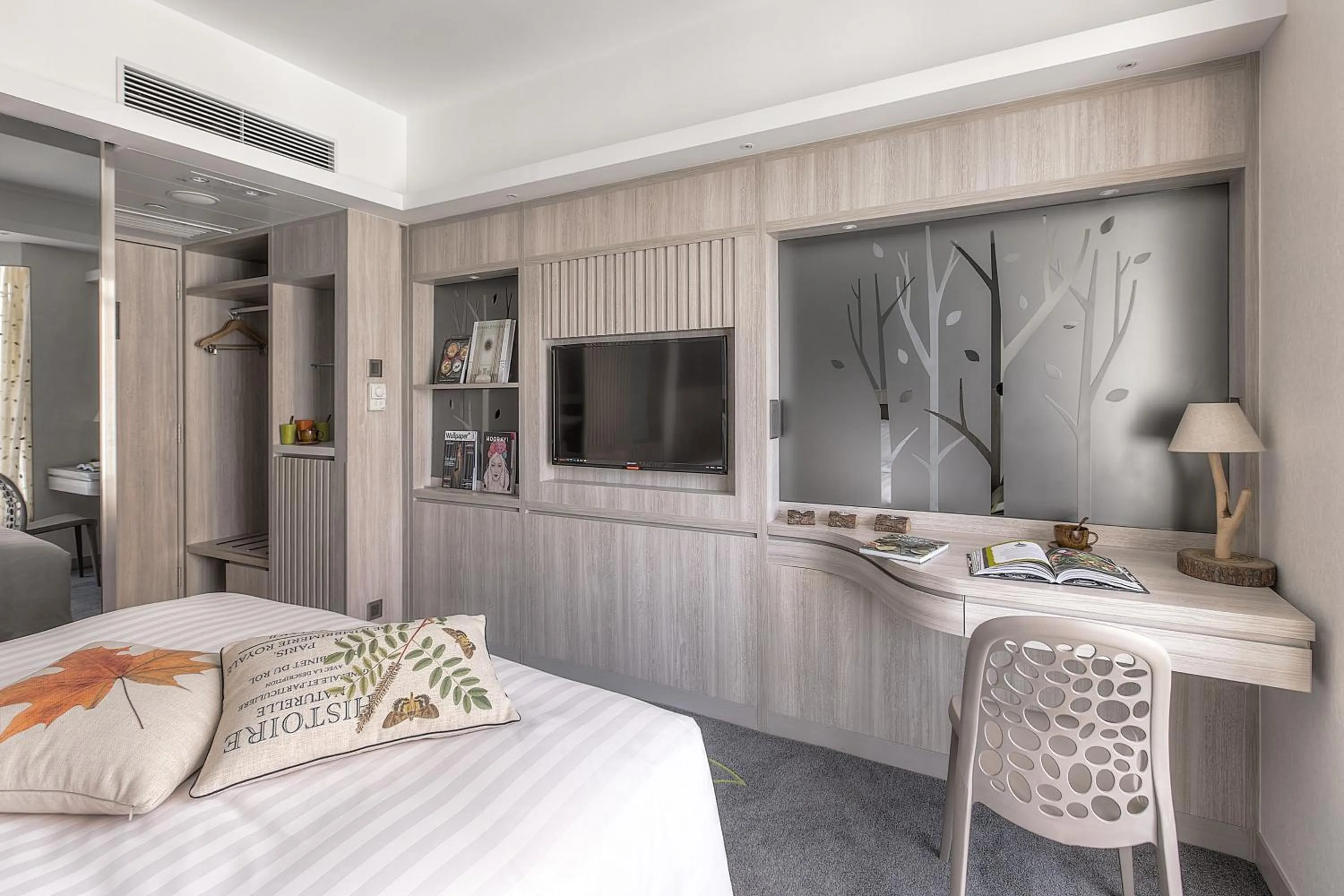 TV and multimedia, Bed in Stanford Hillview Hotel Hong Kong