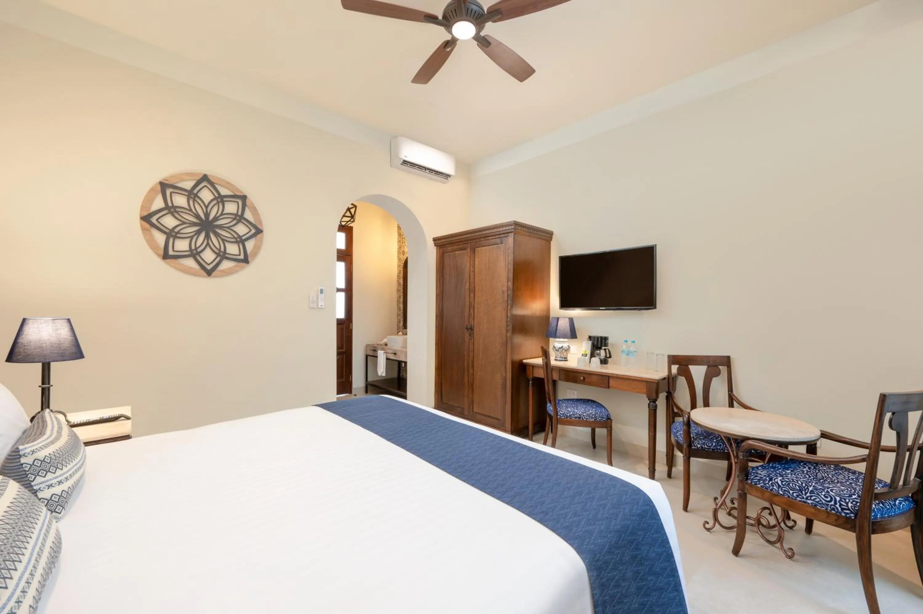 Bed in Gran Hotel Mexico by Solaris