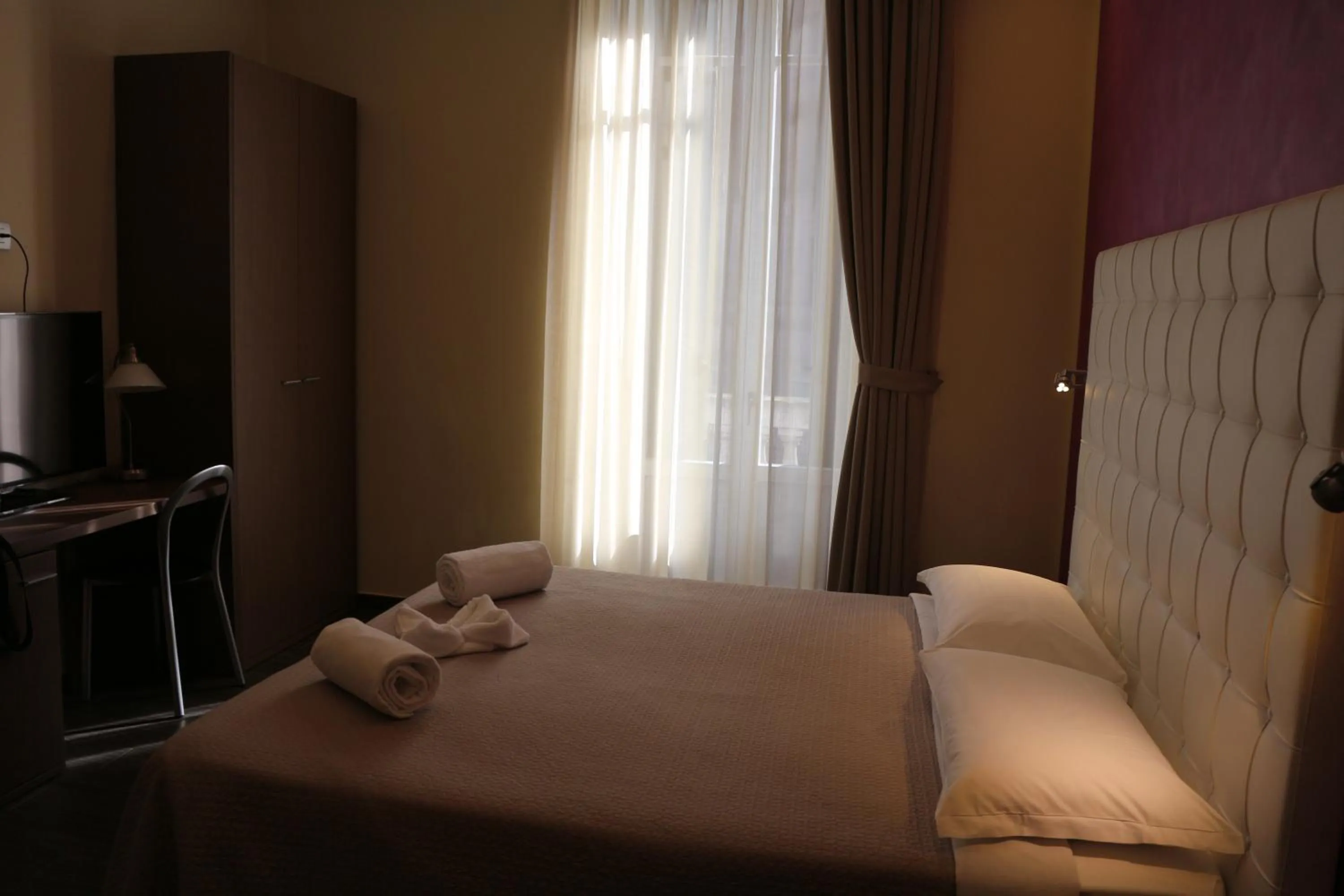 Property building, Bed in Hotel La Madonnina