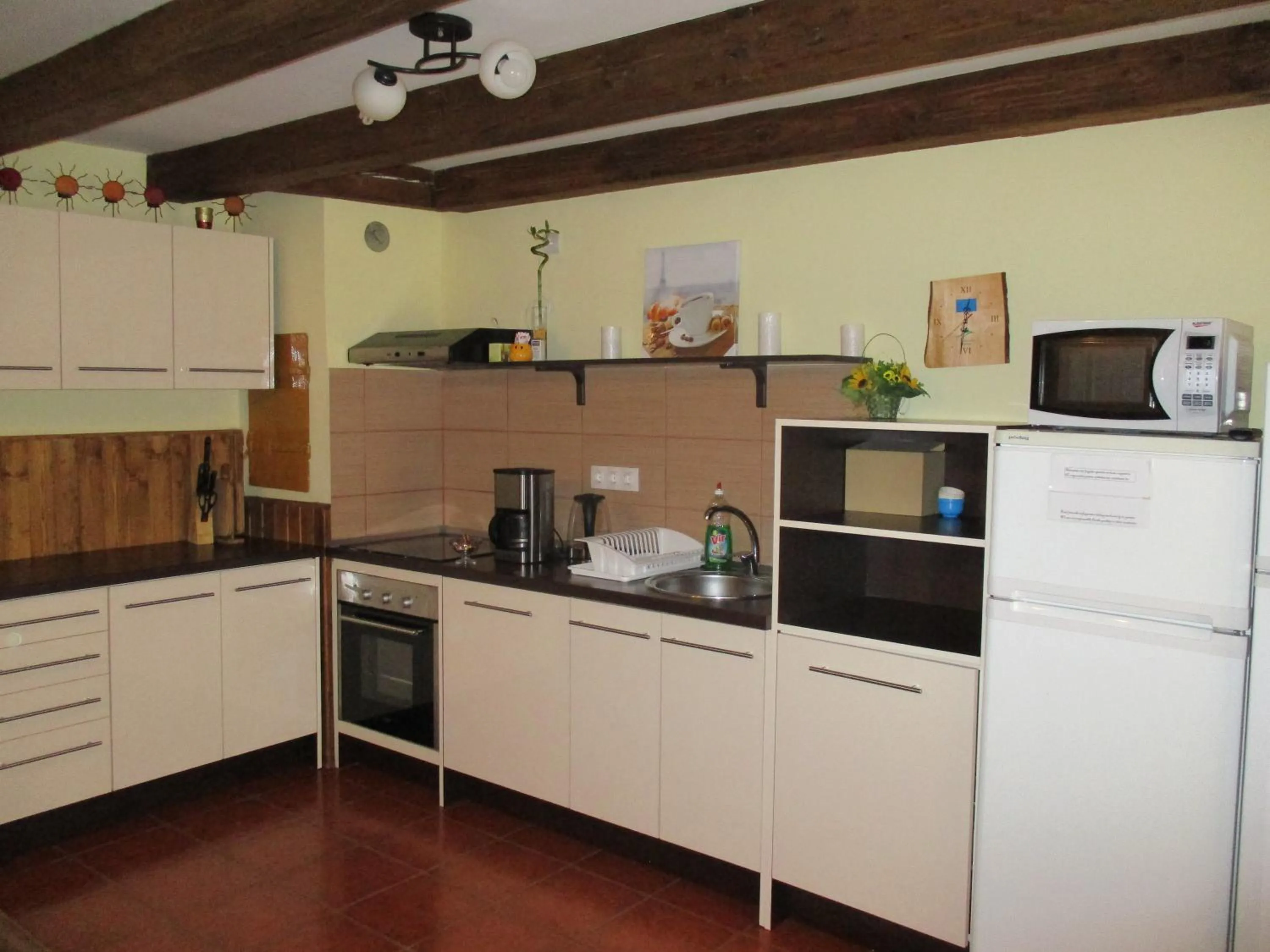 Communal kitchen in Casa Soare check-in independent