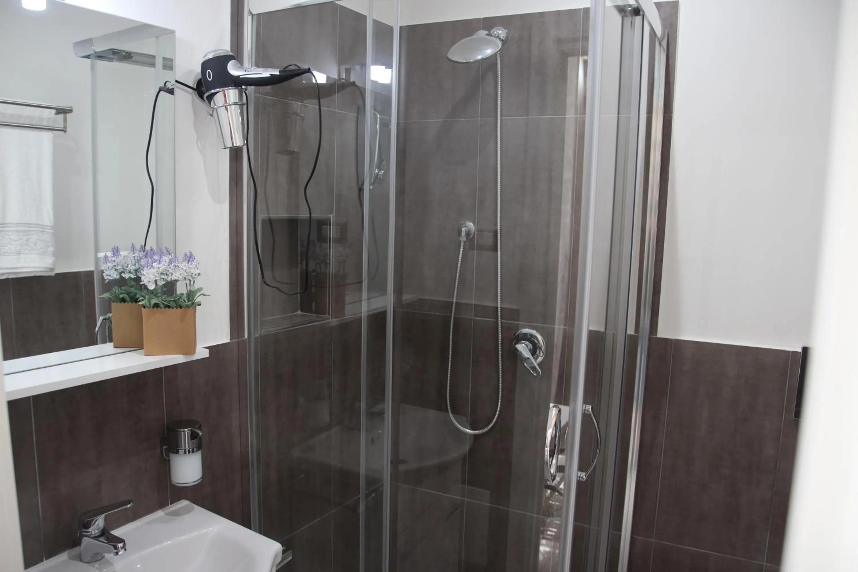 Shower in B&B Oplonti Resort