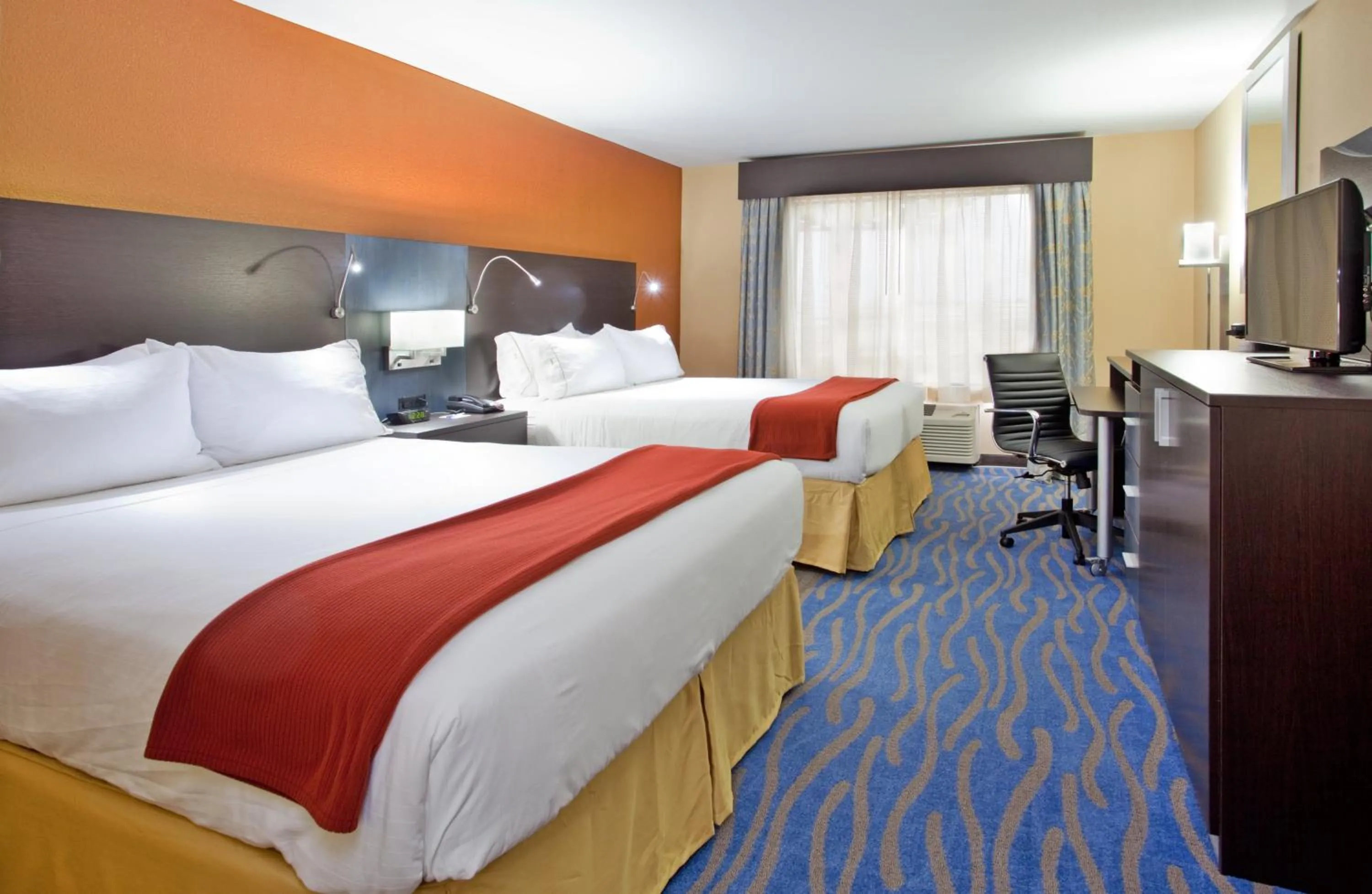 Photo of the whole room, Bed in Holiday Inn Express & Suites St Louis Airport by IHG