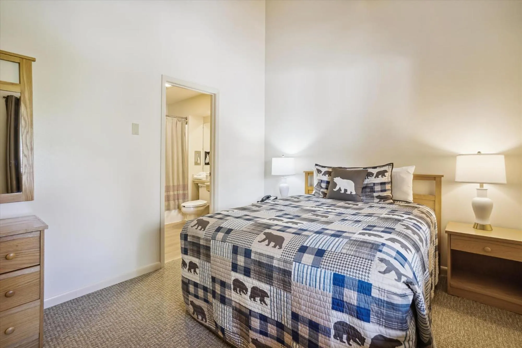 Bed in Cedarbrook Queen Suite 103