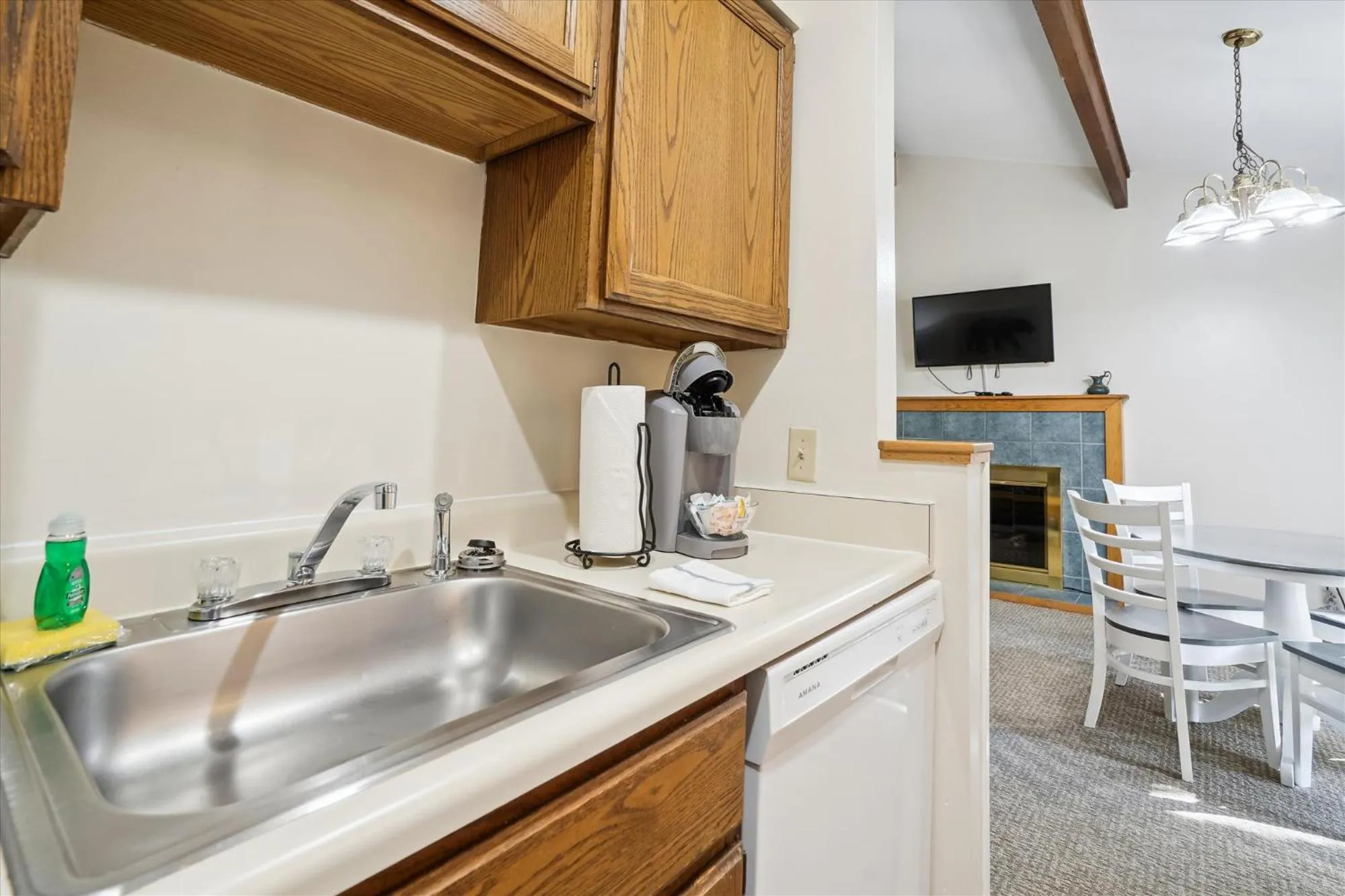 TV and multimedia in Cedarbrook Queen Suite 103