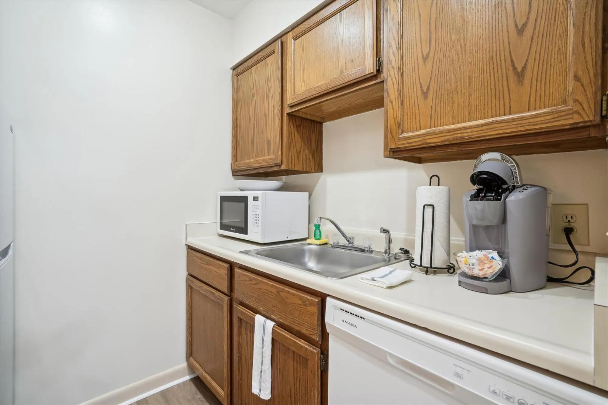 Coffee/tea facilities in Cedarbrook Queen Suite 103