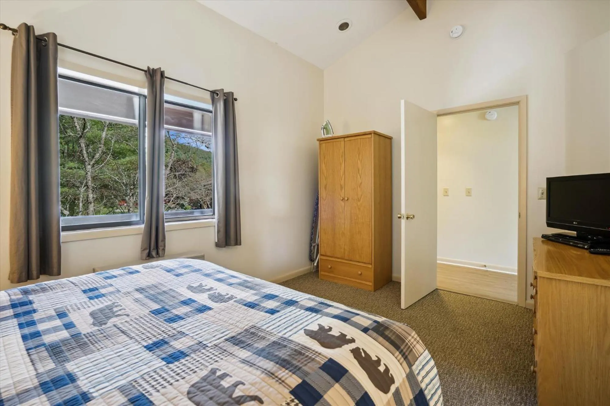 Bed in Cedarbrook Queen Suite 103