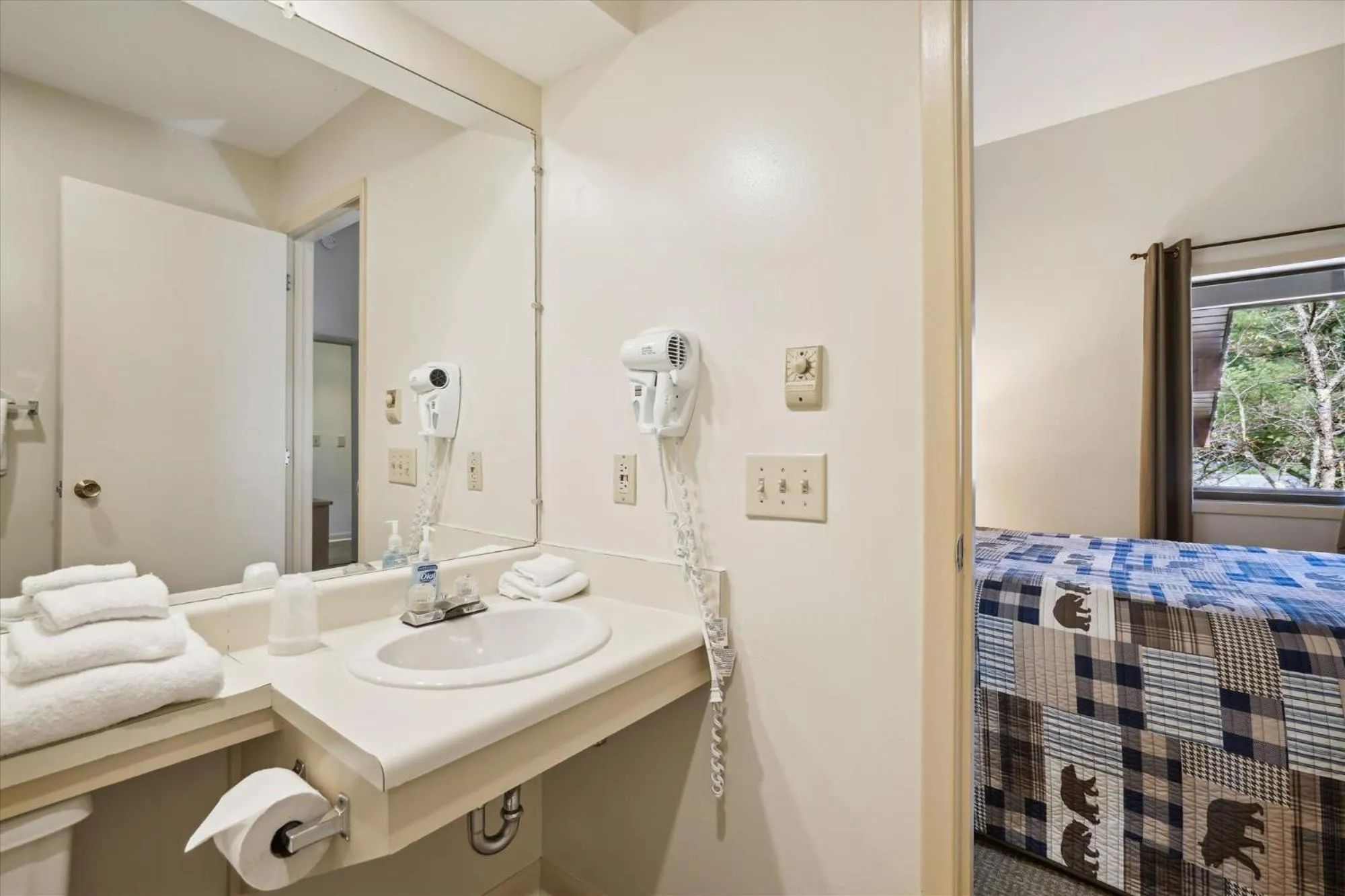 Bed in Cedarbrook Queen Suite 103