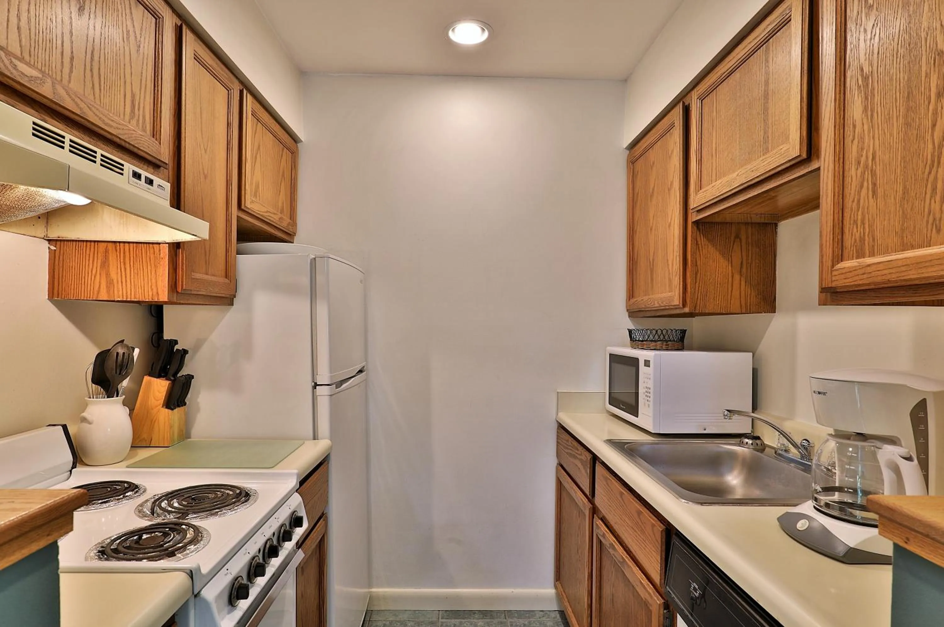 Kitchen or kitchenette in Cedarbrook Queen Suite 103