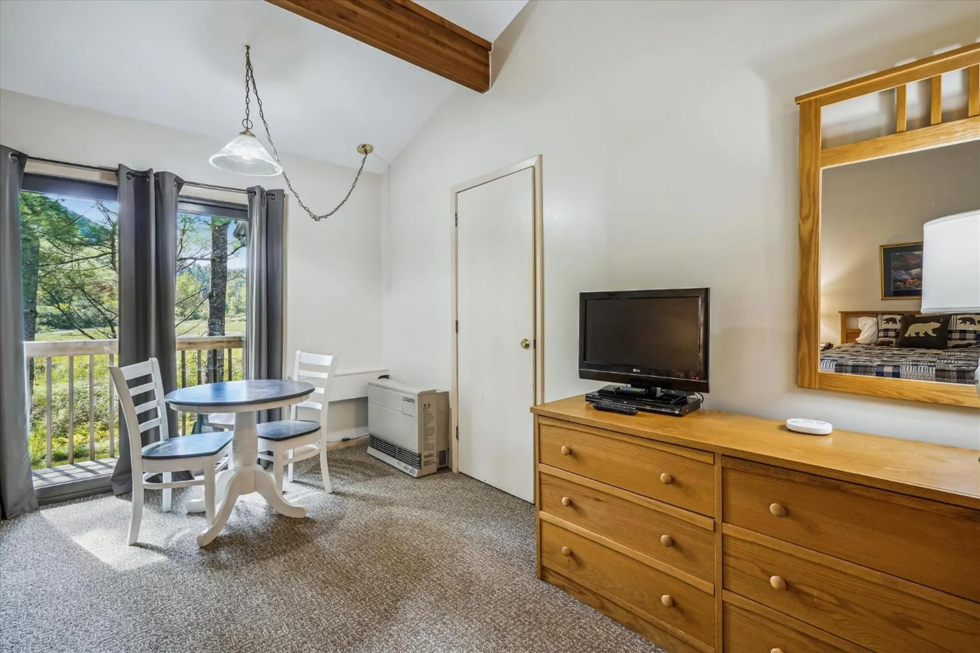 TV and multimedia in Cedarbrook Standard Hotel Room 204