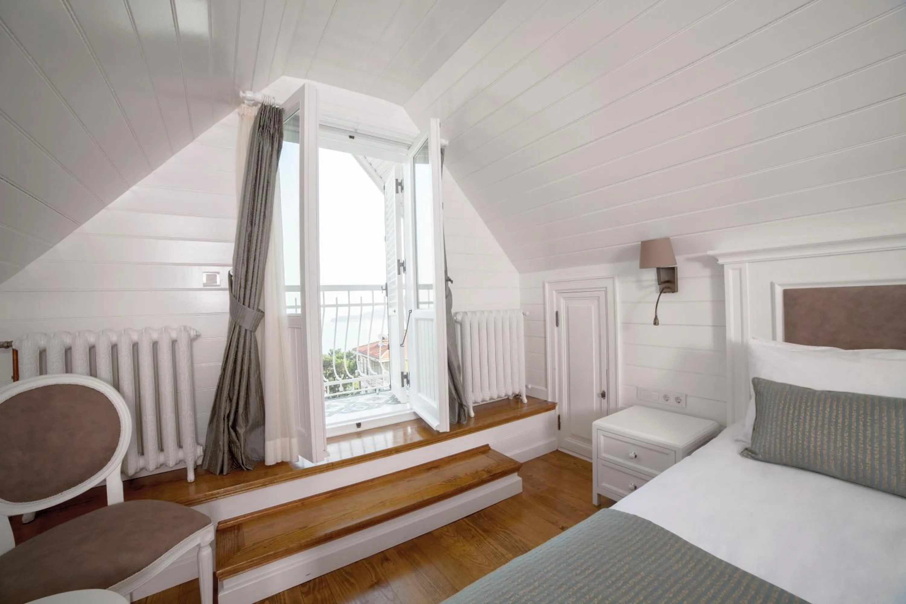 Communal lounge/ TV room, Bed in Triada Hotel Büyükada