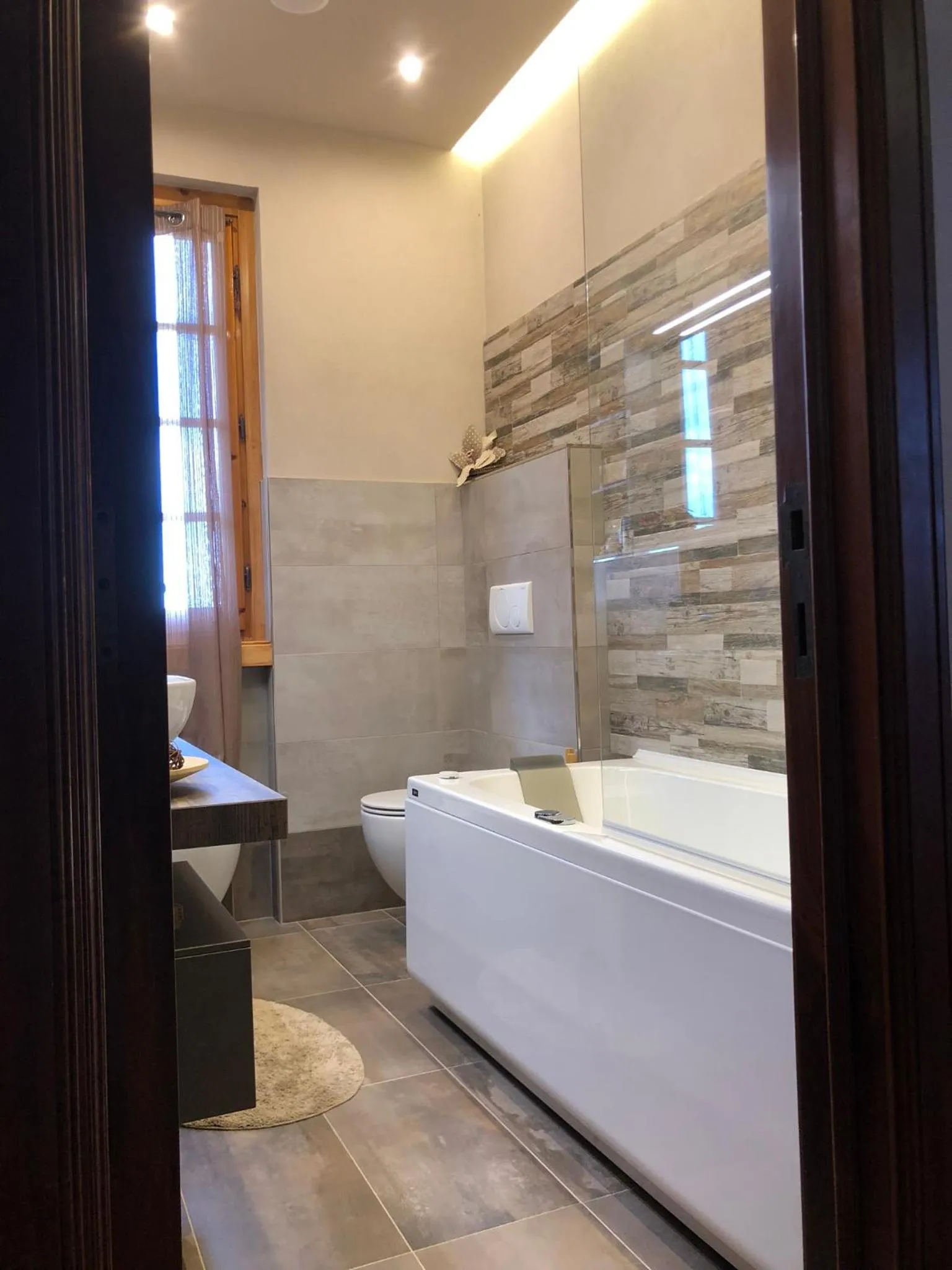 Hot Tub in Jenny's Country Dreamhouse