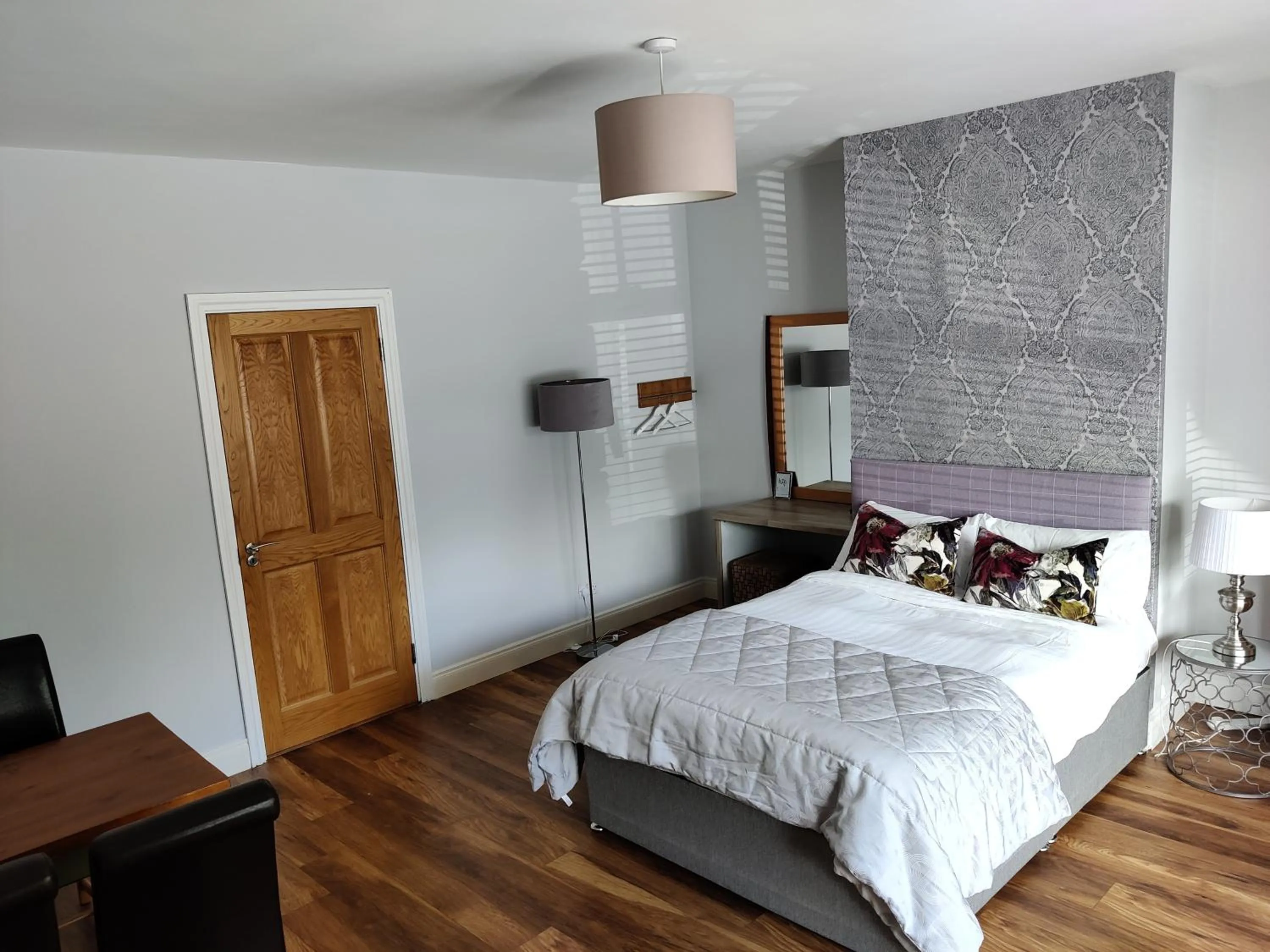 Photo of the whole room, Bed in Foxhollow House Suite