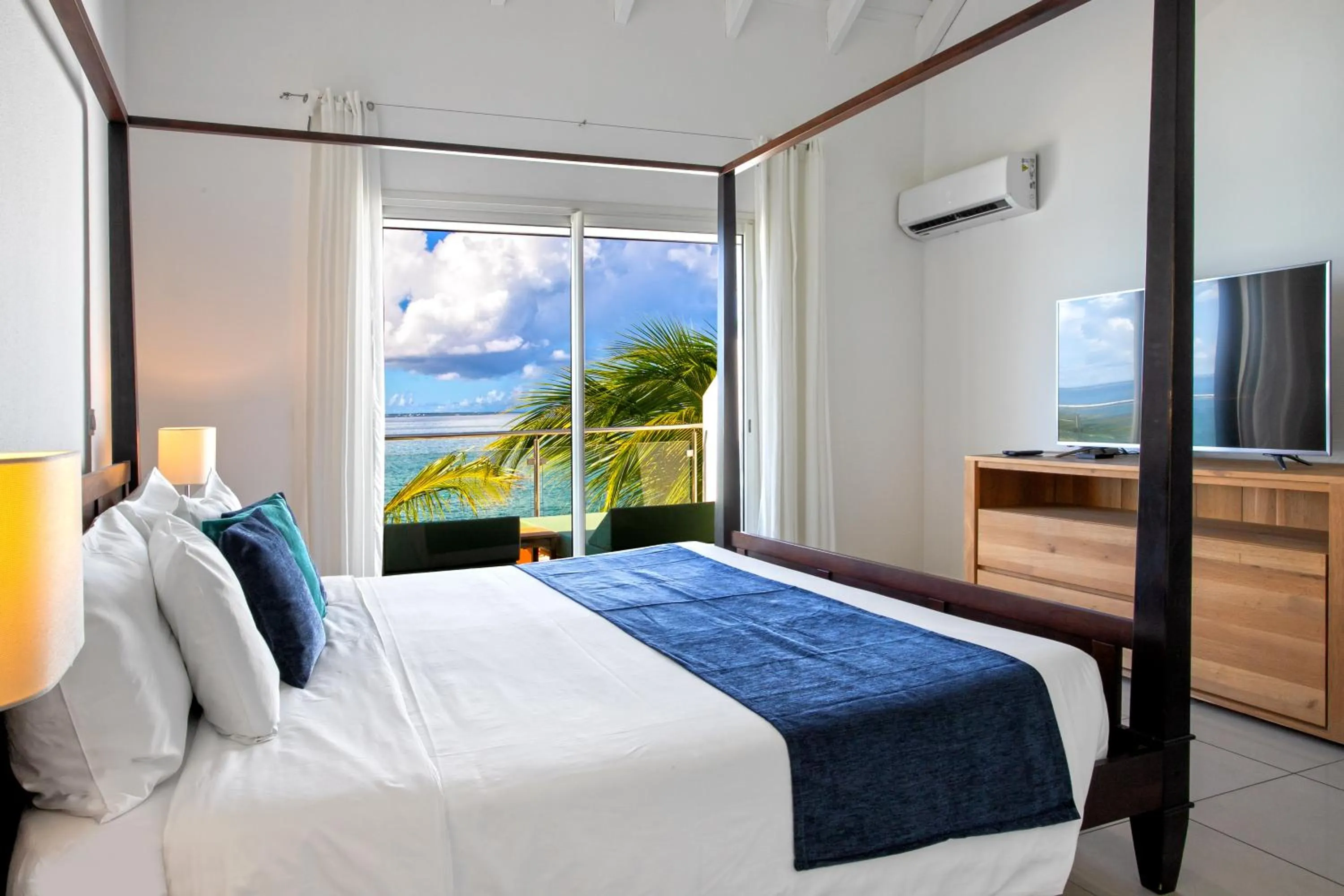 Bed in Bleu Emeraude Hotel