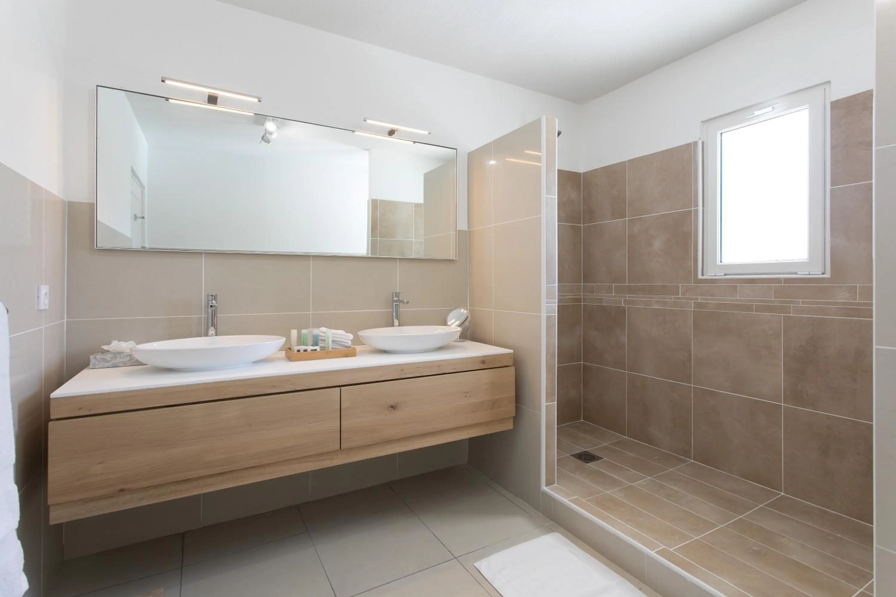 Bathroom in Bleu Emeraude Hotel