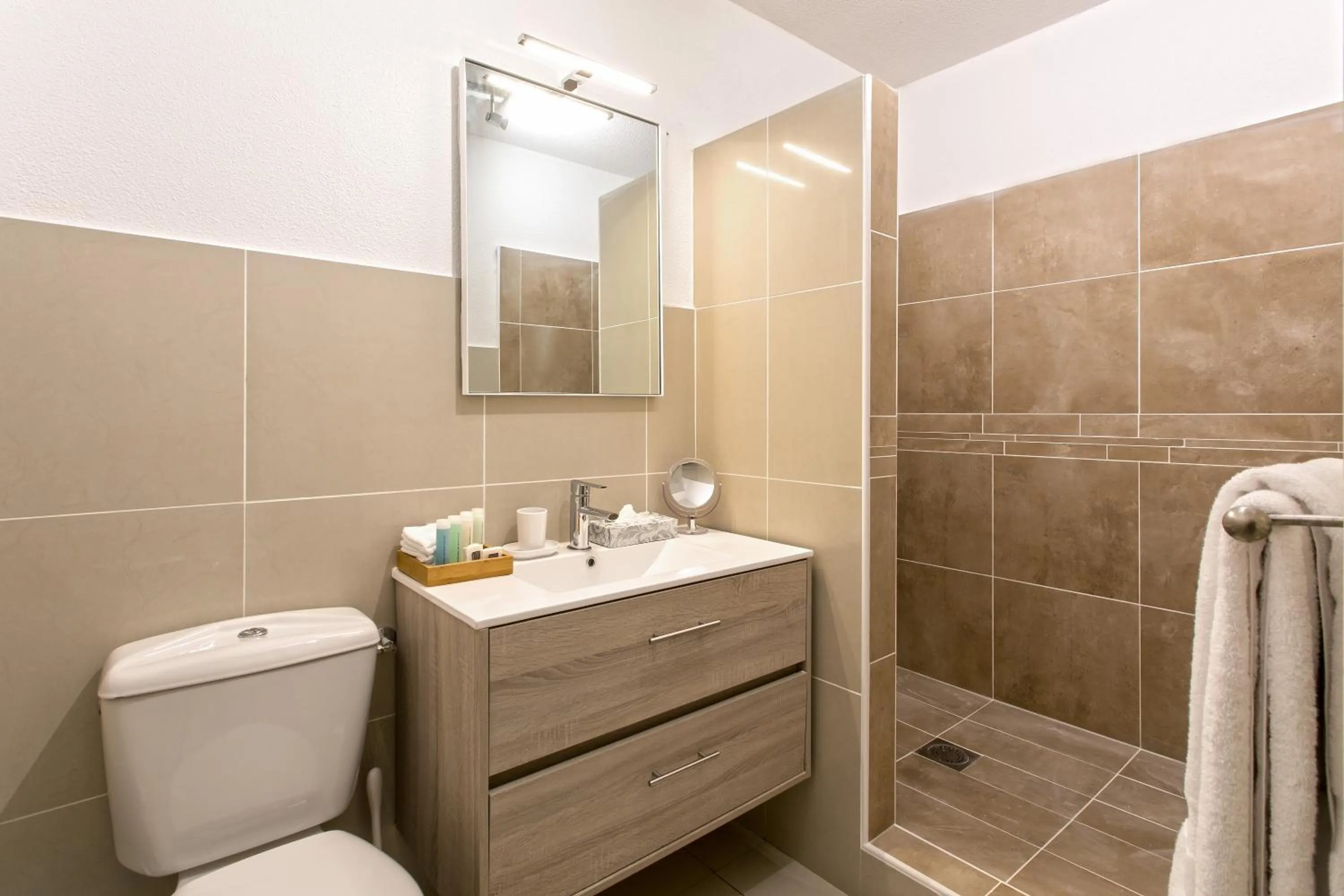 Bathroom in Bleu Emeraude Hotel