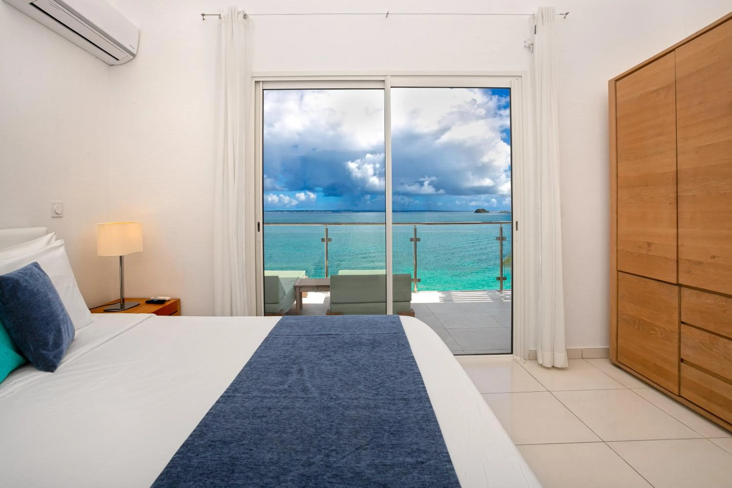 Bed in Bleu Emeraude Hotel