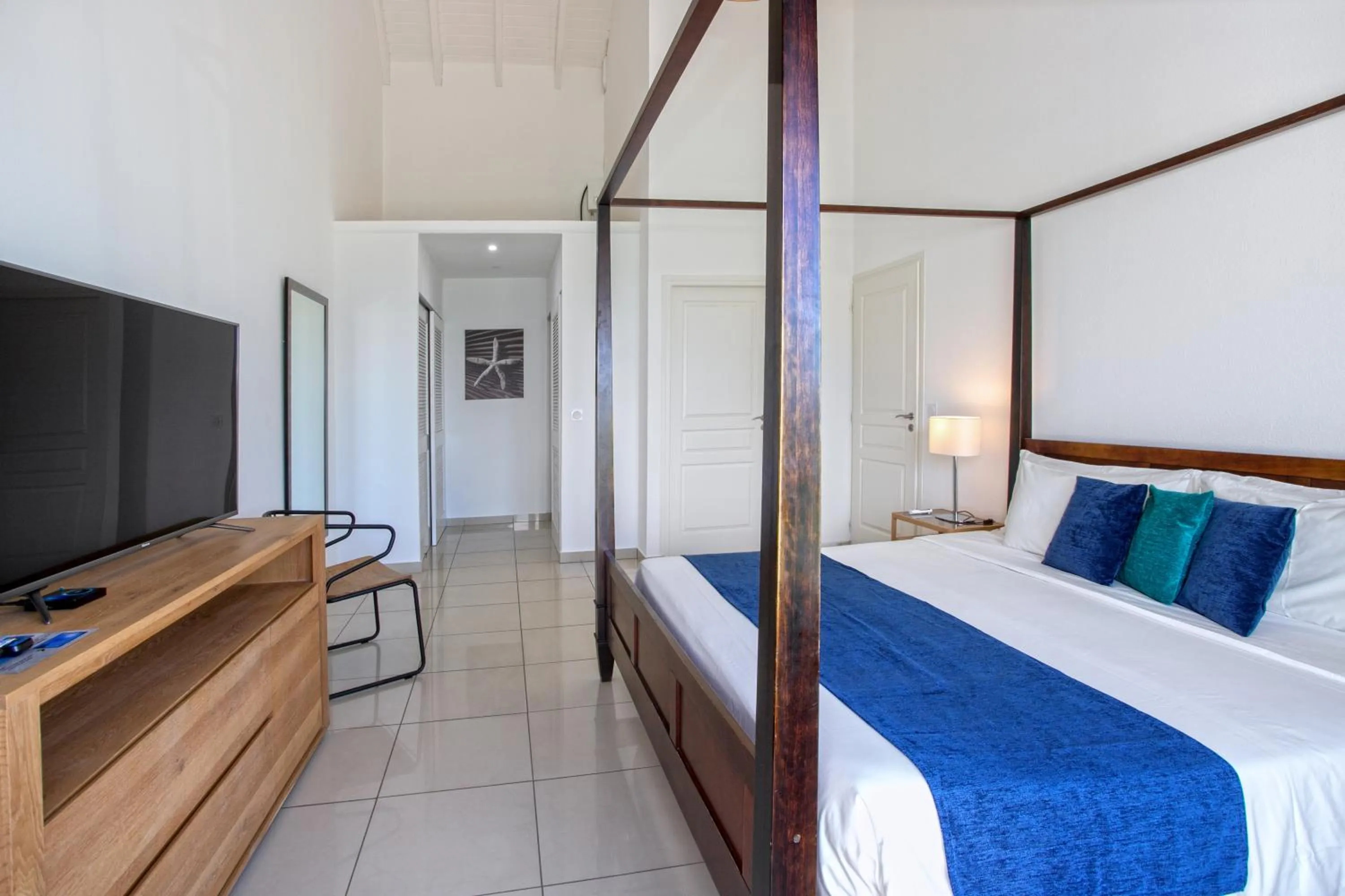 Bed in Bleu Emeraude Hotel