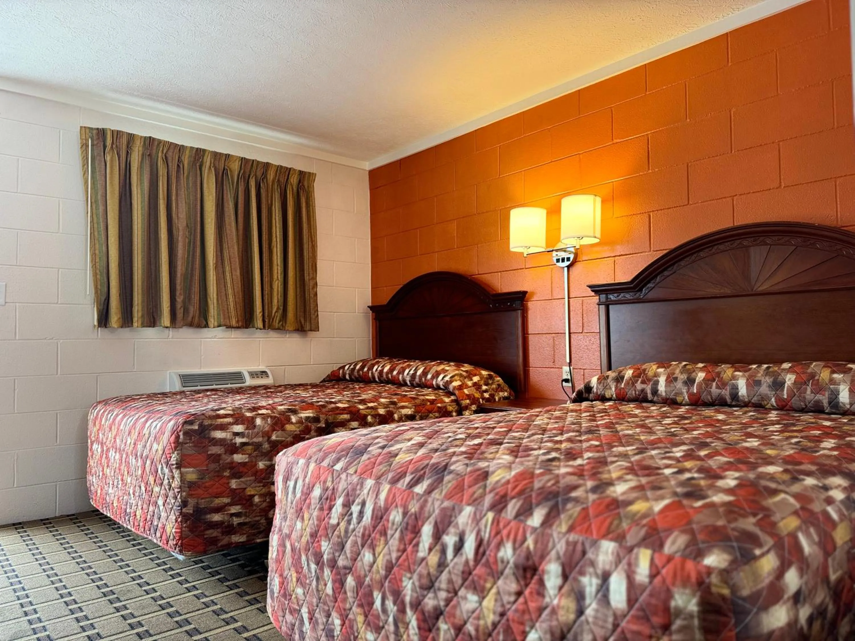 Bedroom, Bed in Economy Inn