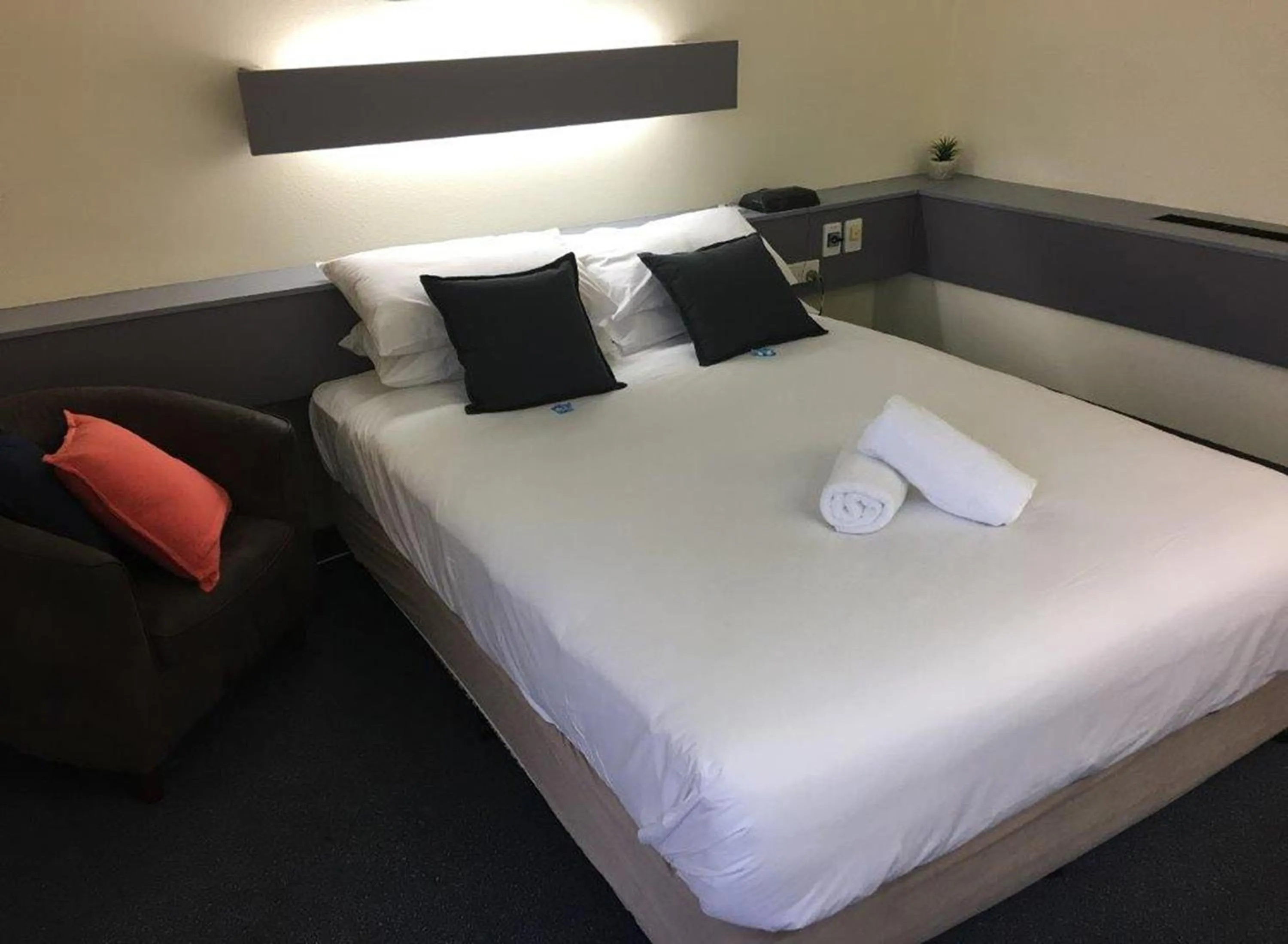 Bed in Emerald Central Hotel Official