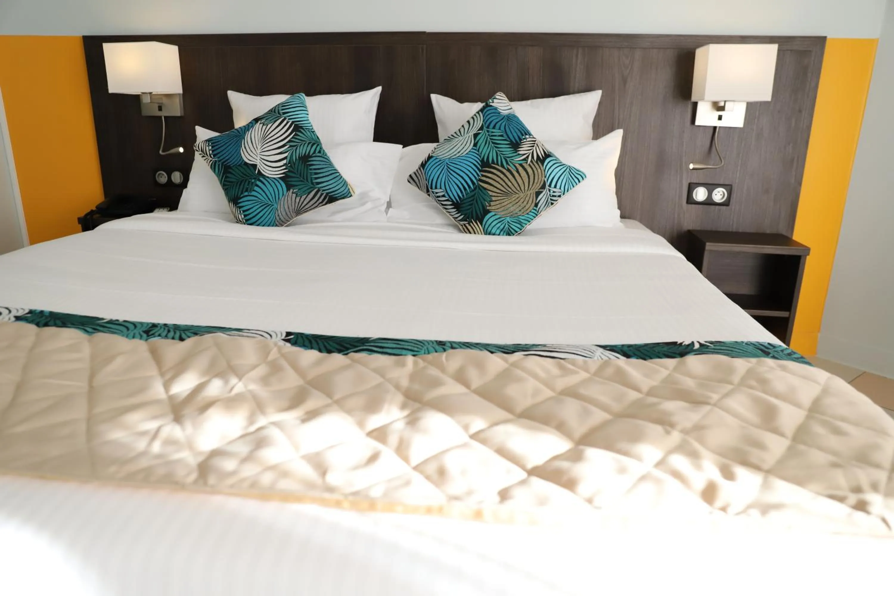 Bed in Hôtel Saint-Georges