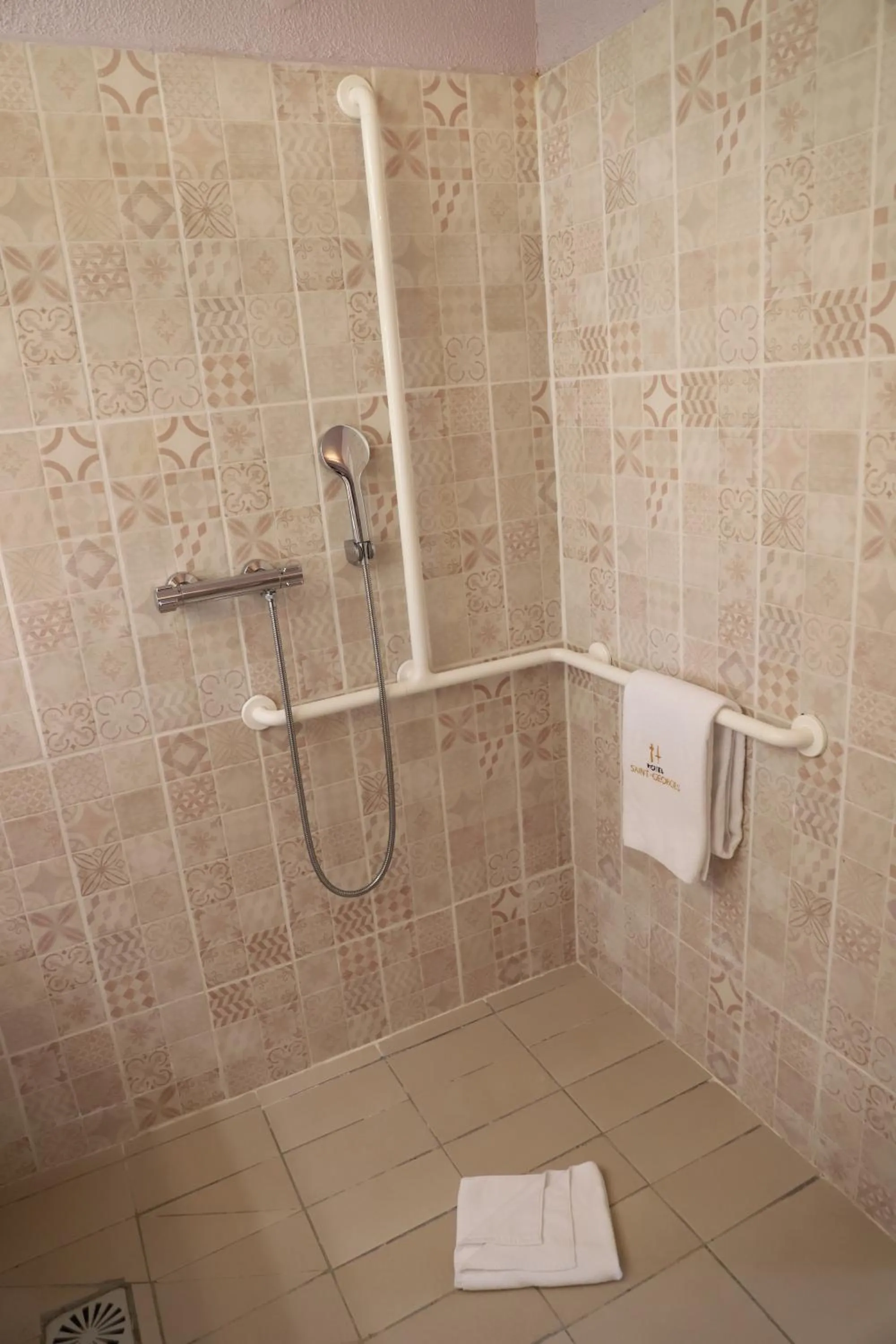 Shower in Hôtel Saint-Georges