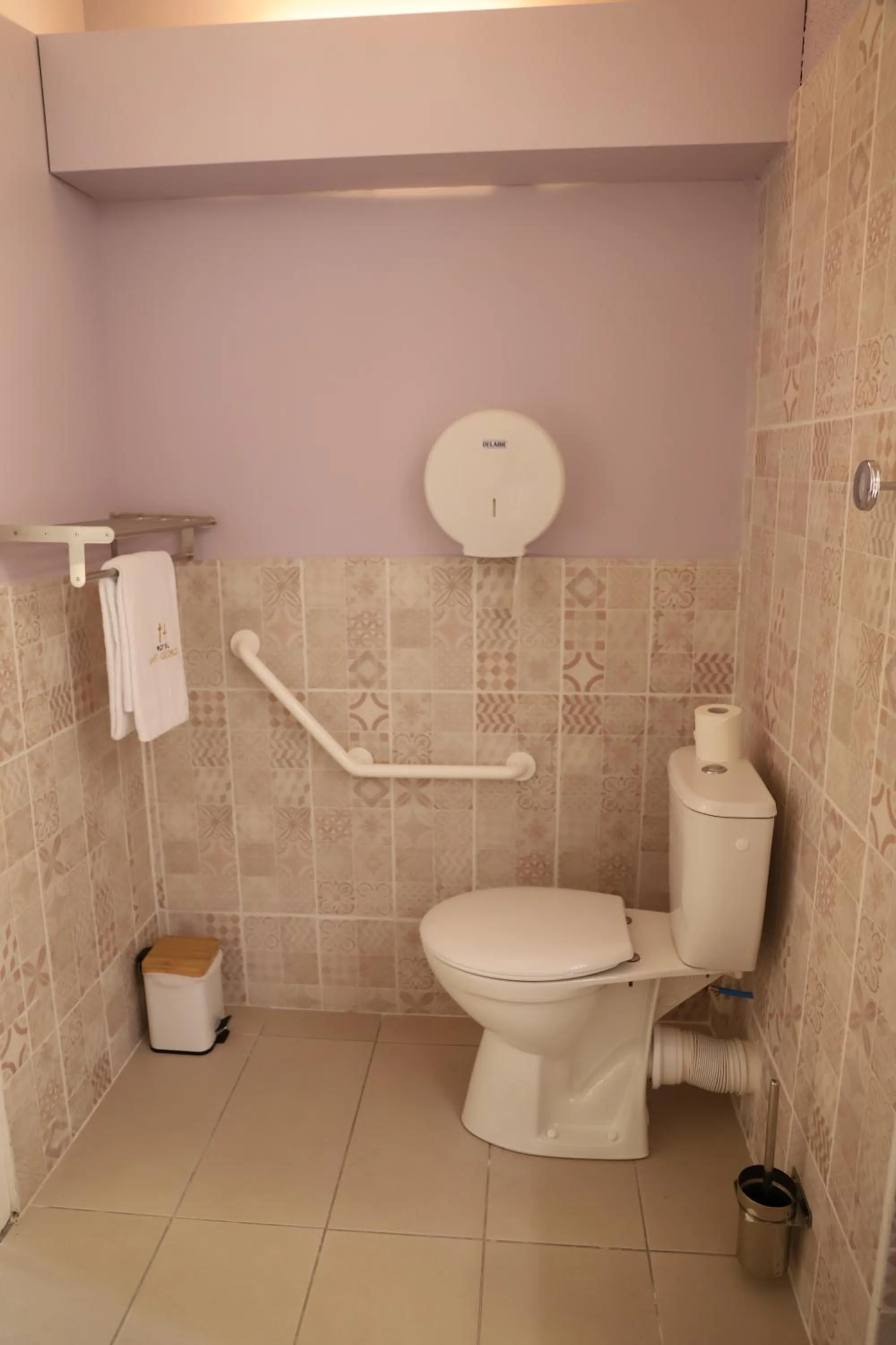 Toilet in Hôtel Saint-Georges