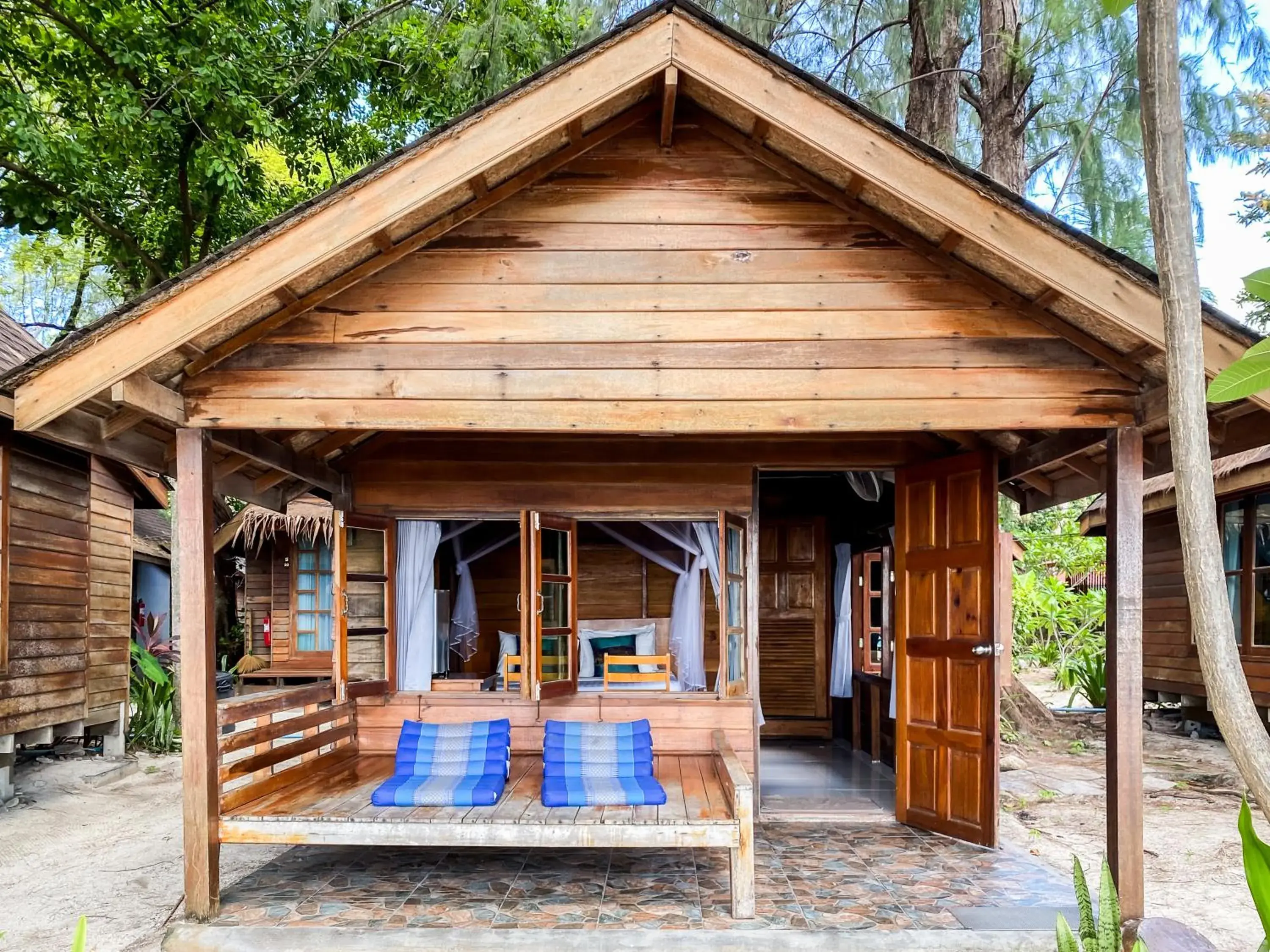 Beachfront Deluxe Bungalow in Lipe Beach Resort Beachfront Deluxe Bungalow in Lipe Beach Resort