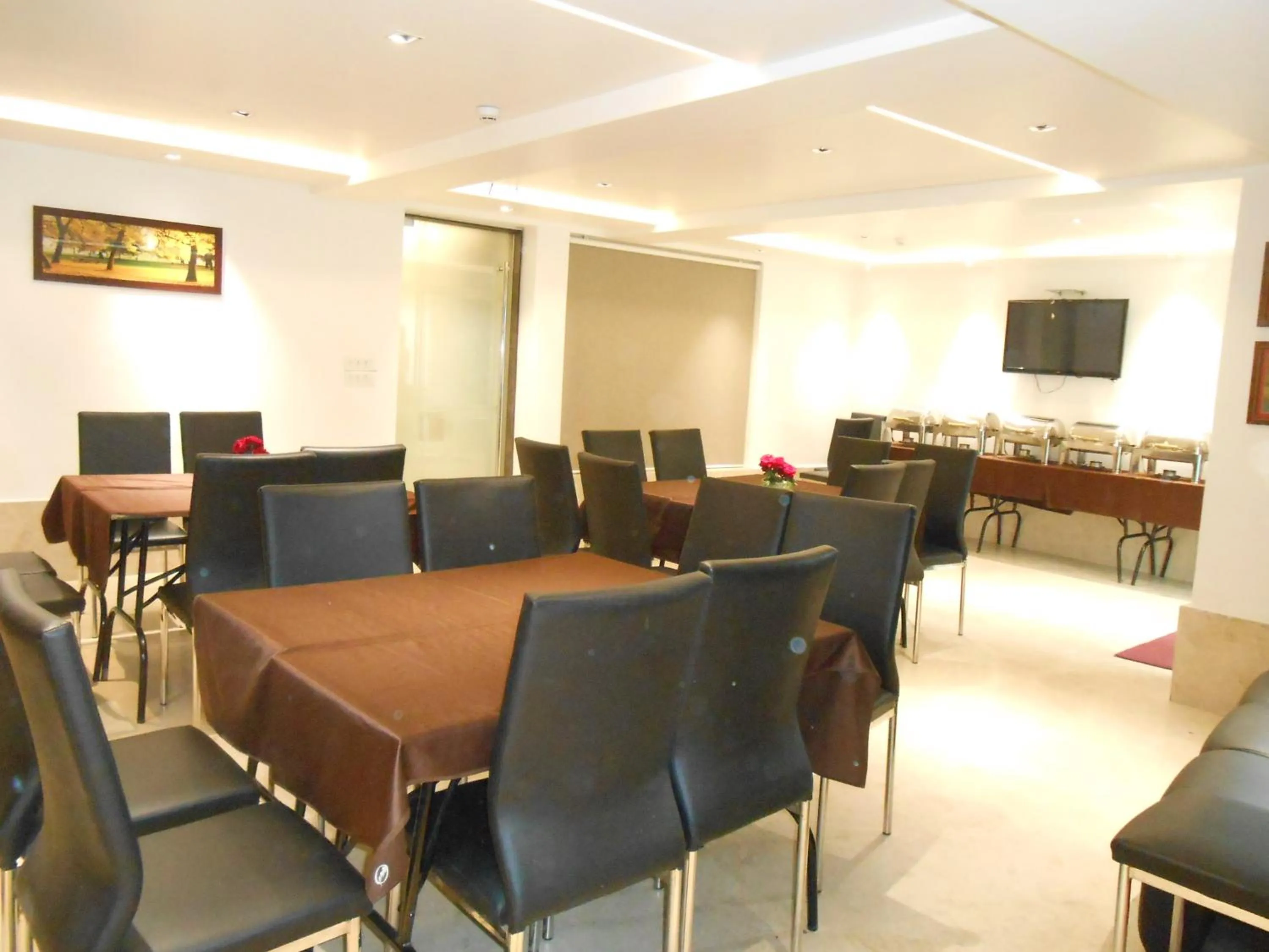 Restaurant/places to eat in Hotel Aston International