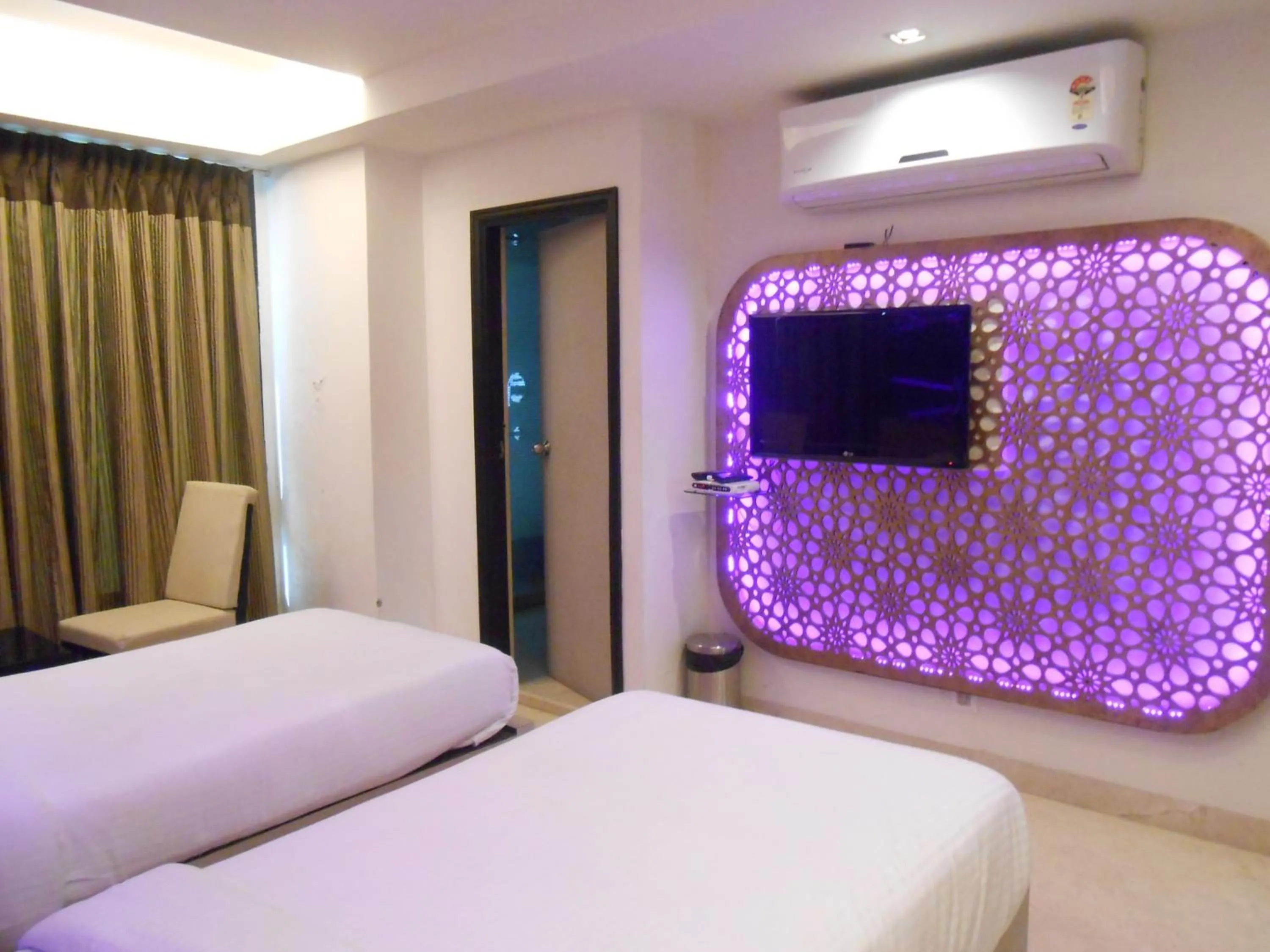 Bed in Hotel Aston International