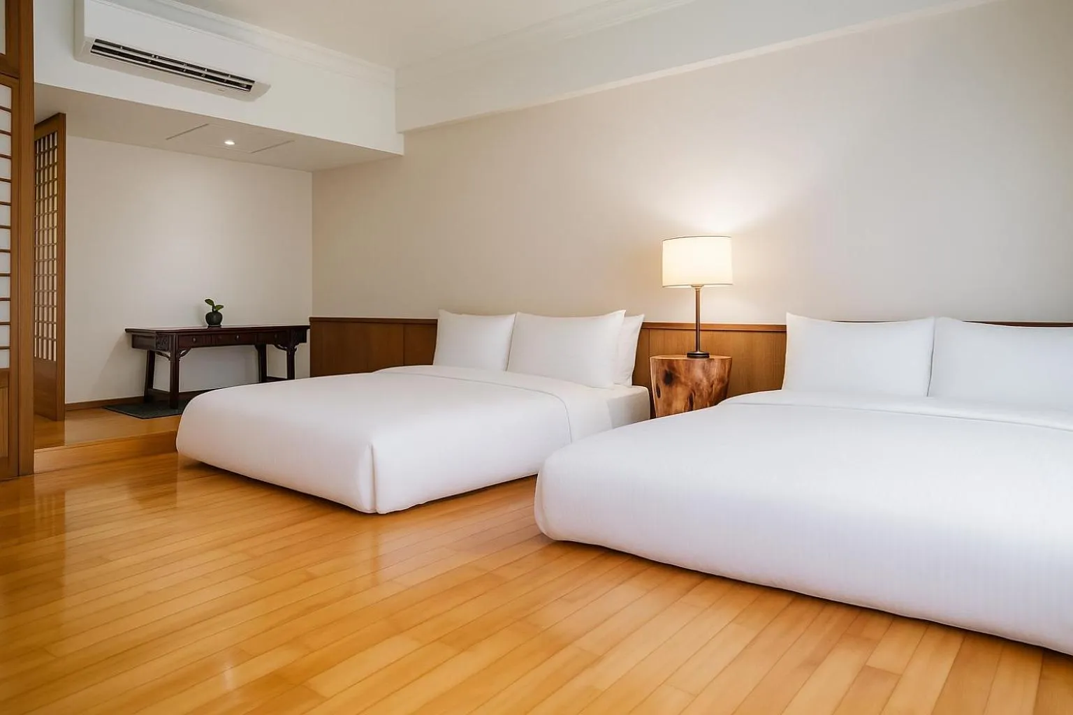 Bedroom, Bed in East Coast Hotel