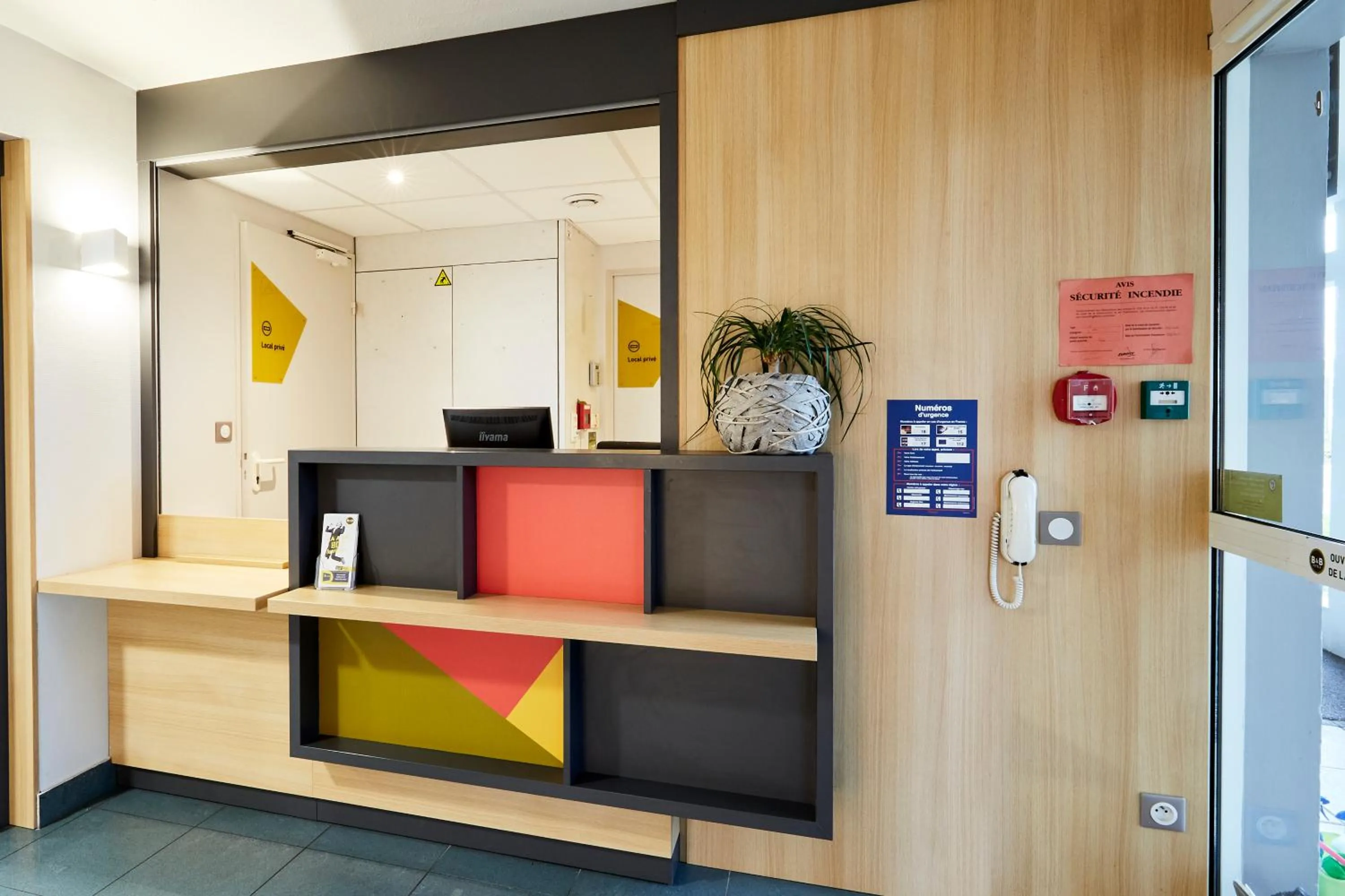 Lobby or reception in B&B HOTEL AVRANCHES Baie du Mont St-Michel