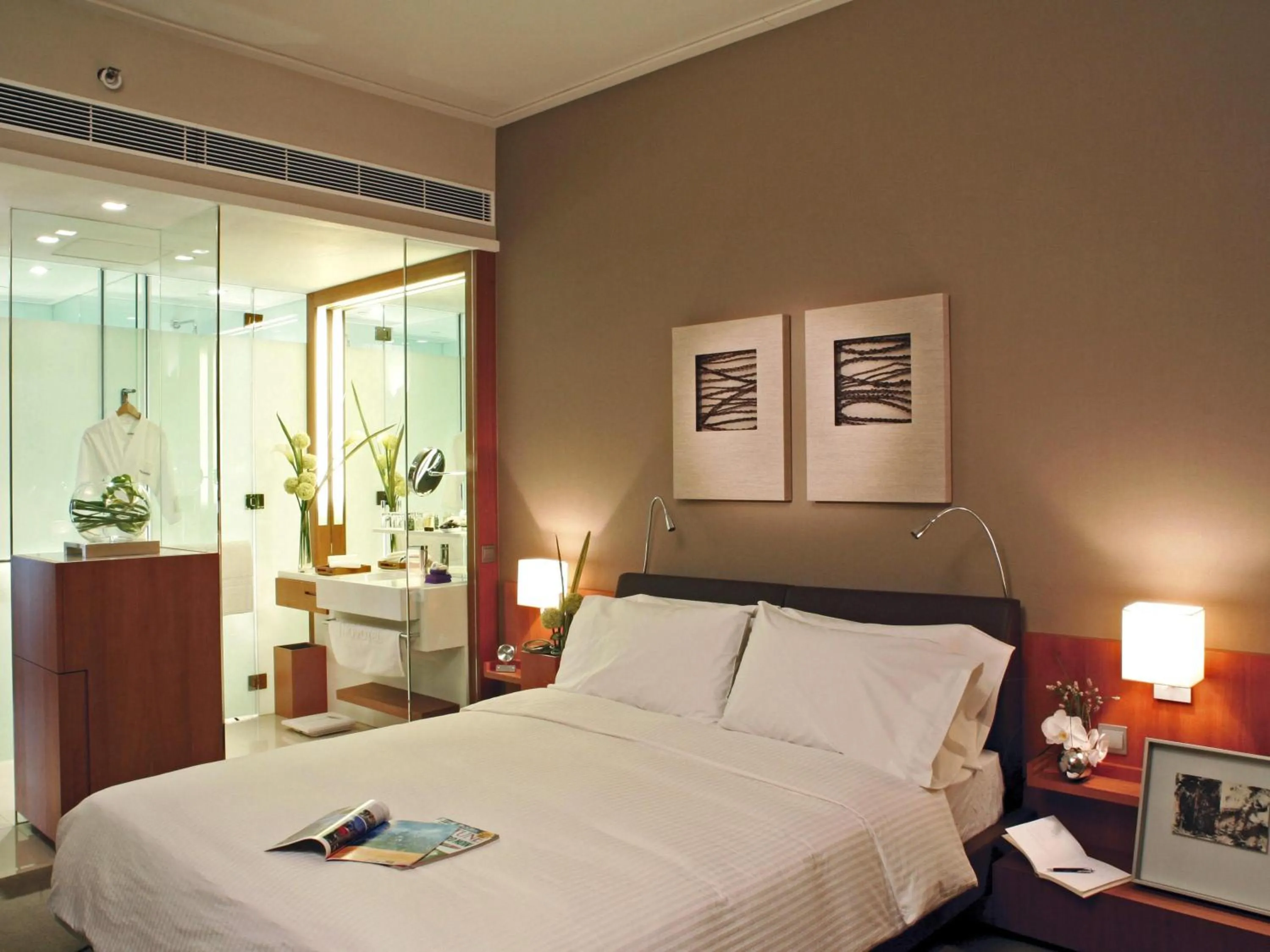 Bedroom, Bed in Novotel Citygate Hong Kong