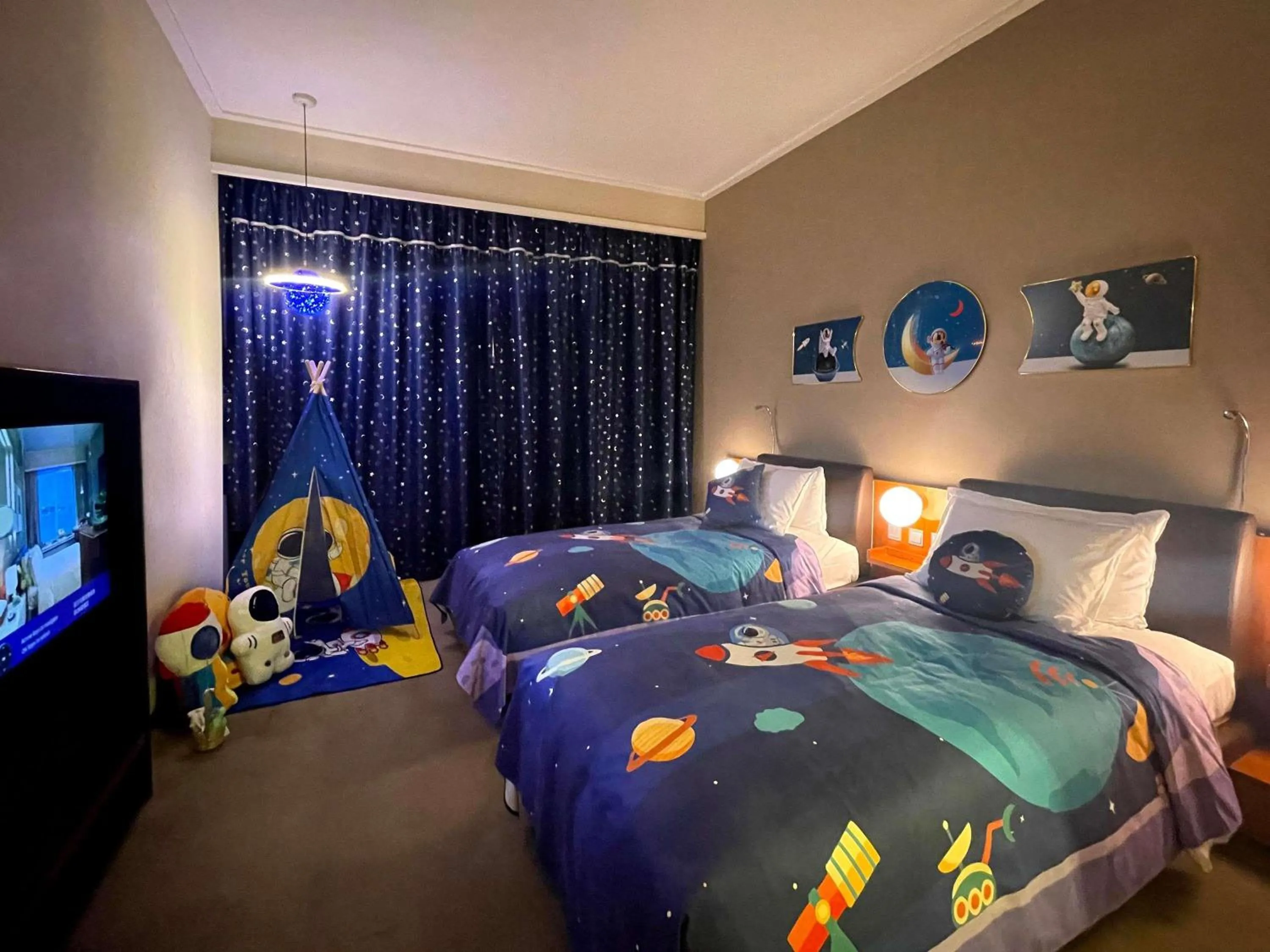 Bedroom, Bed in Novotel Citygate Hong Kong