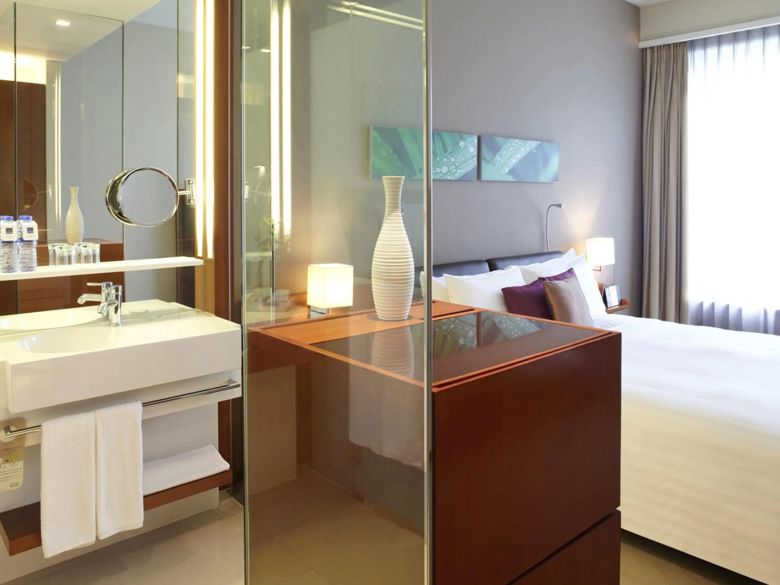 Bedroom, Bed in Novotel Citygate Hong Kong