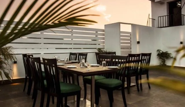 Restaurant/places to eat in J Hotel