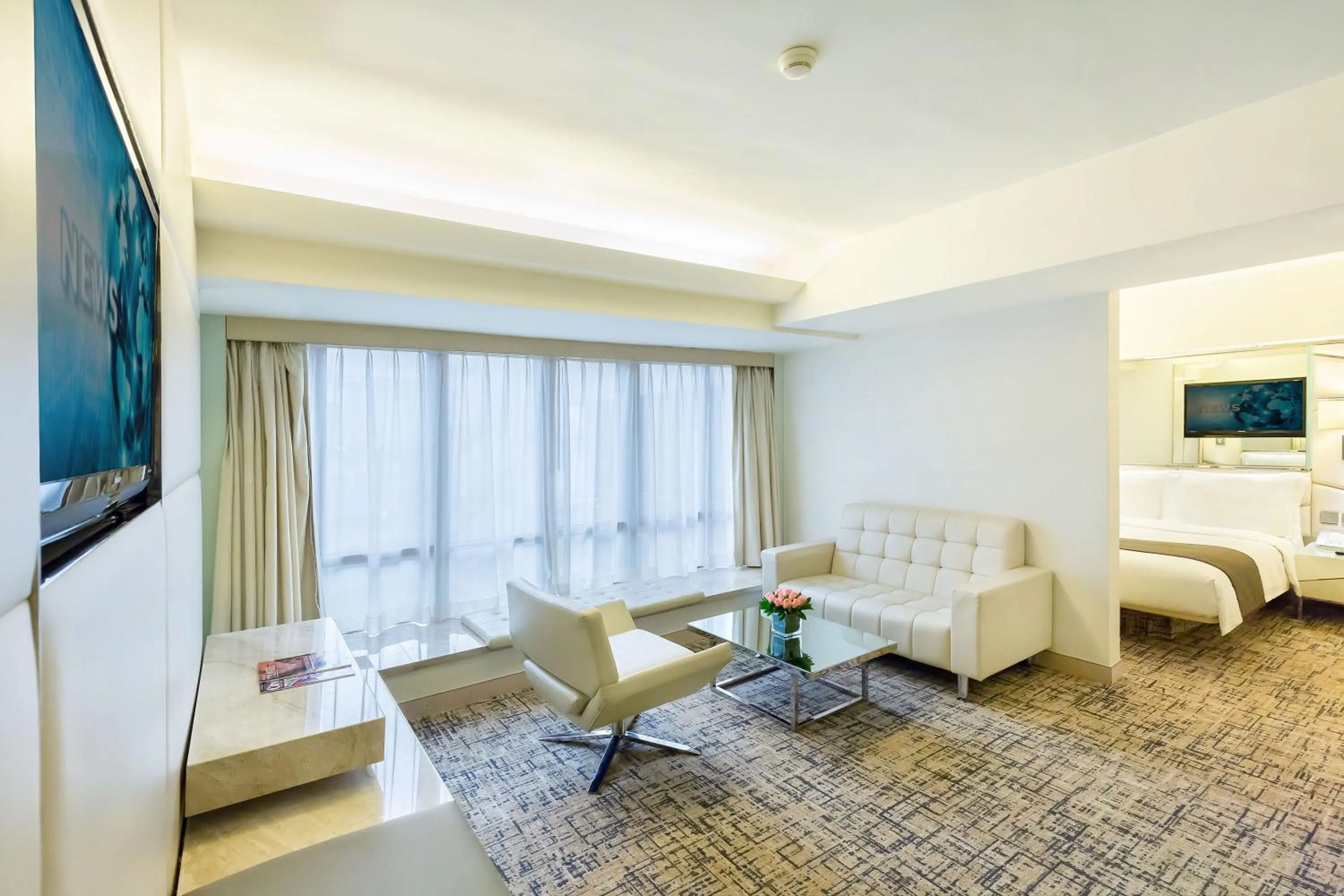 Photo of the whole room, Bed in Regal Oriental Hotel