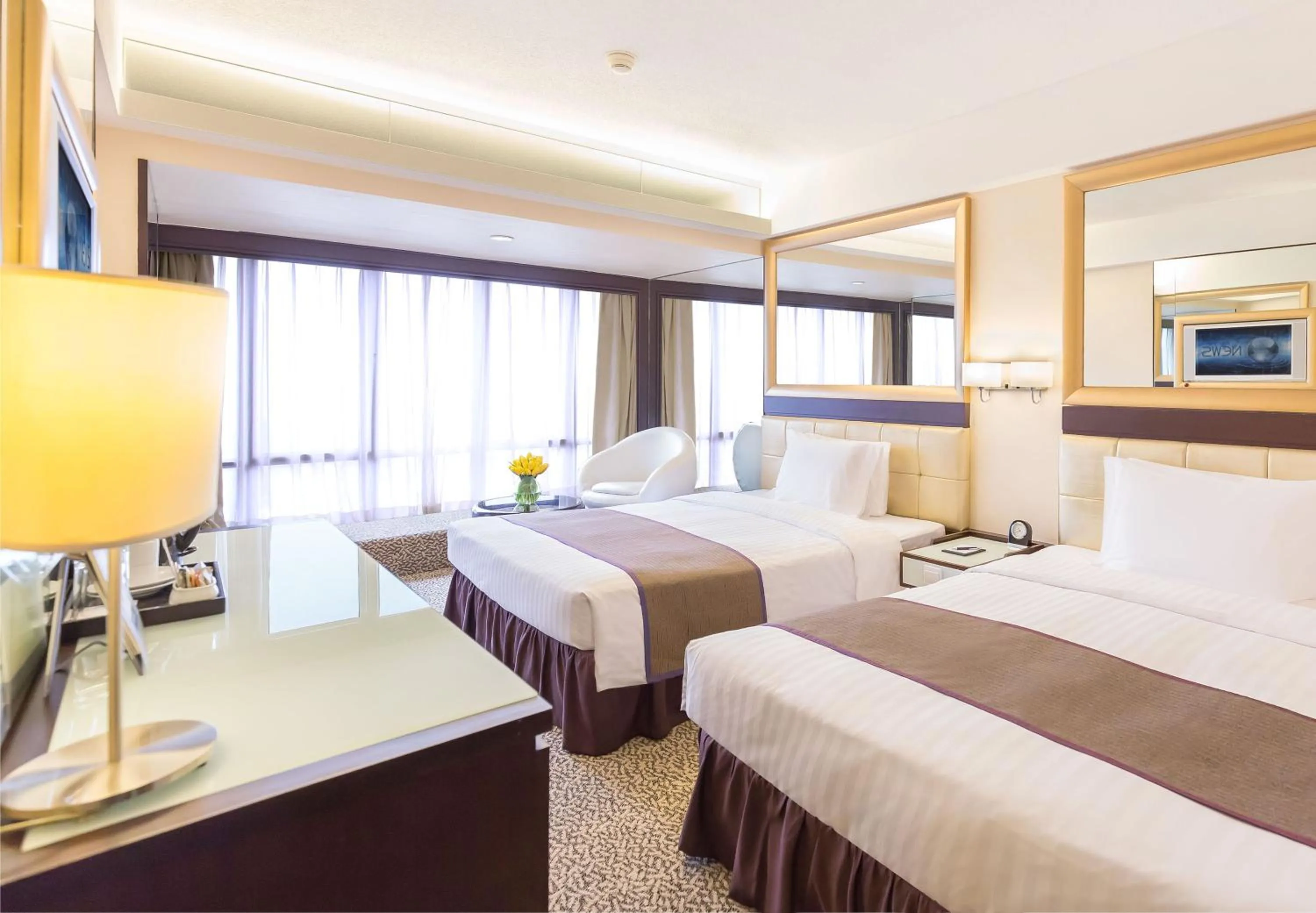 Bedroom, Bed in Regal Oriental Hotel