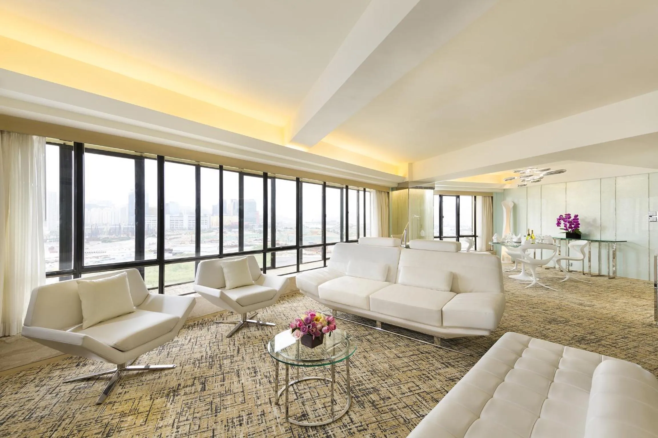 Living room in Regal Oriental Hotel