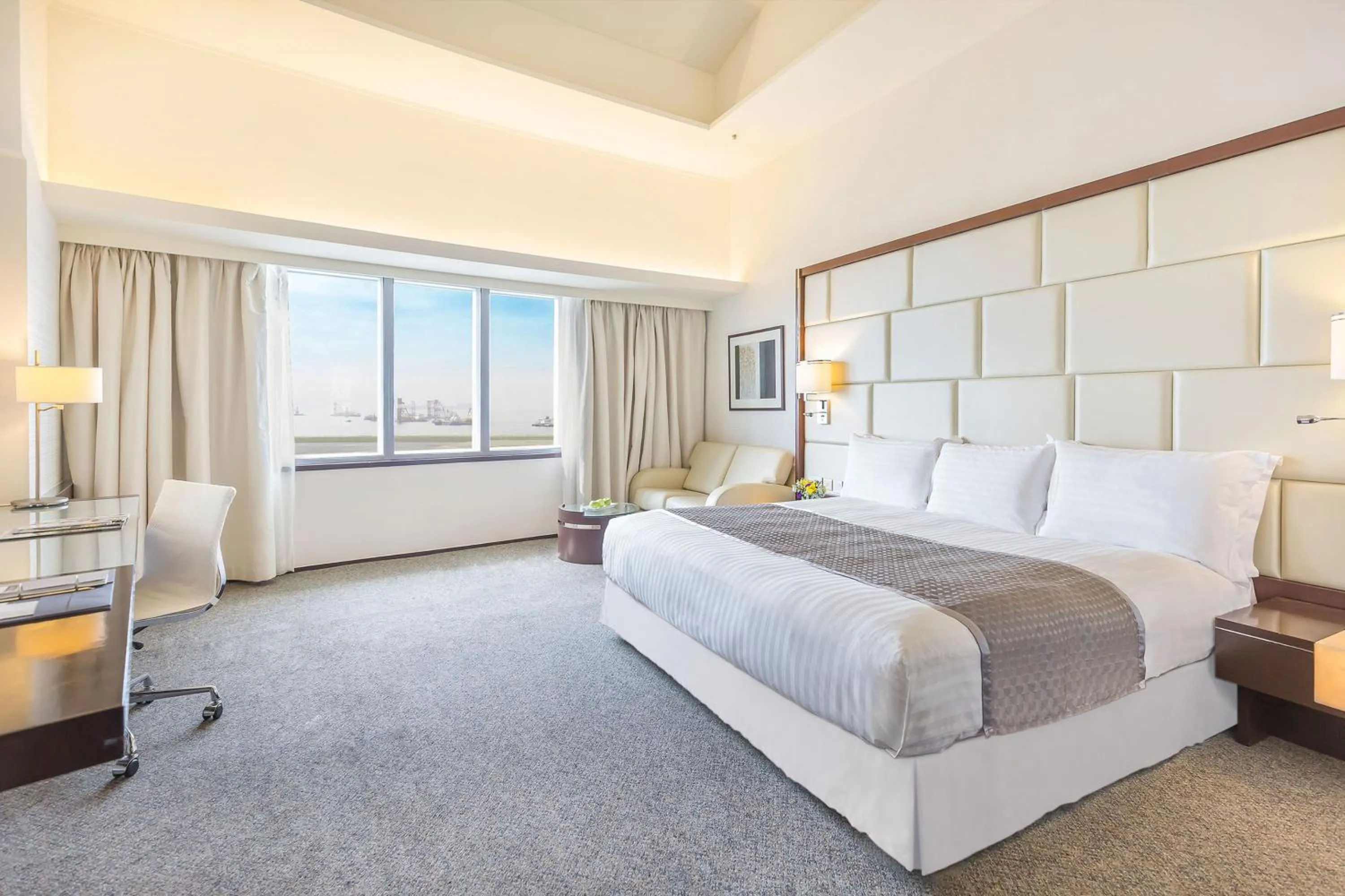 Bedroom, Bed in Regal Airport Hotel