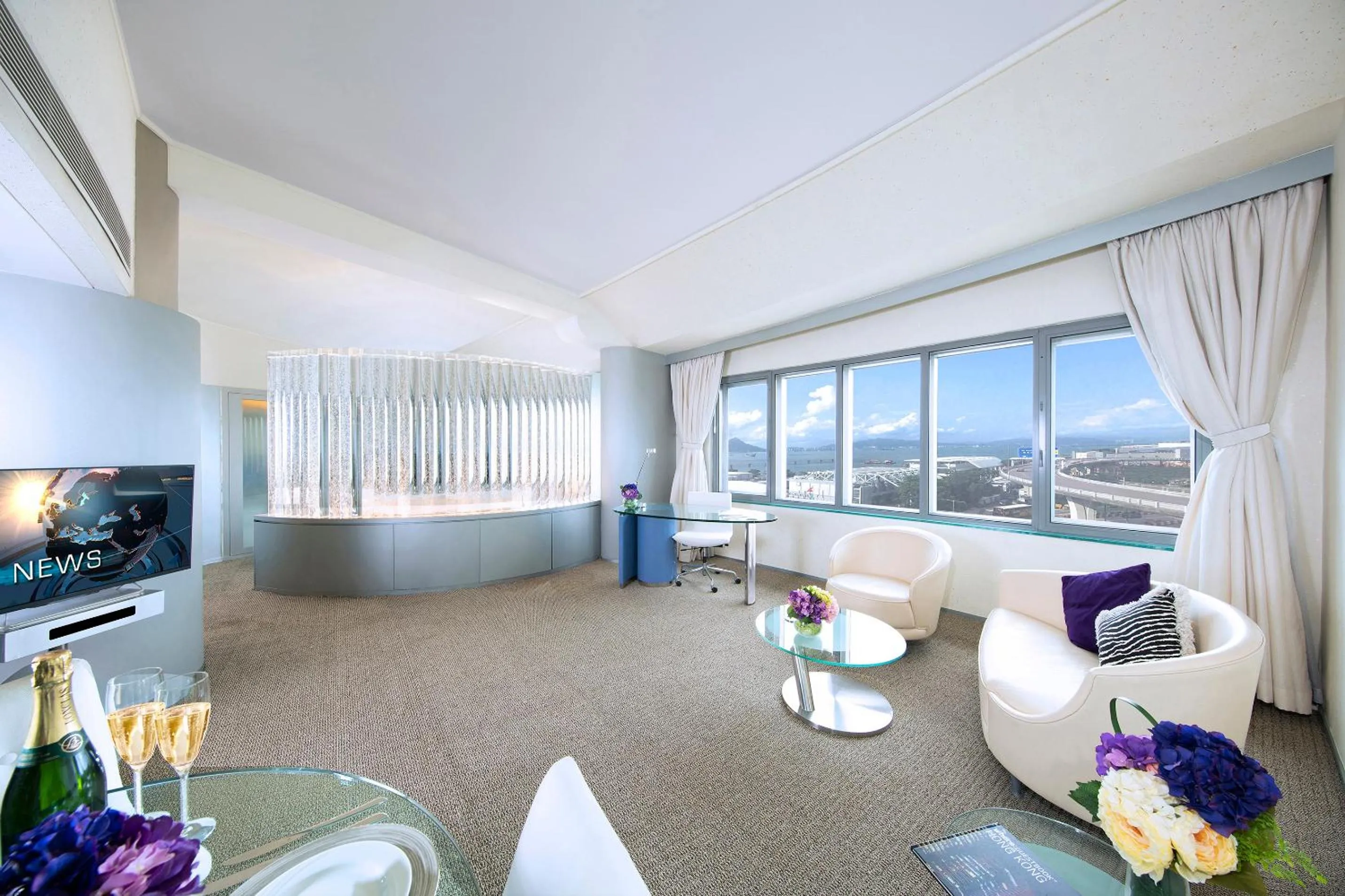 Living room in Regal Airport Hotel