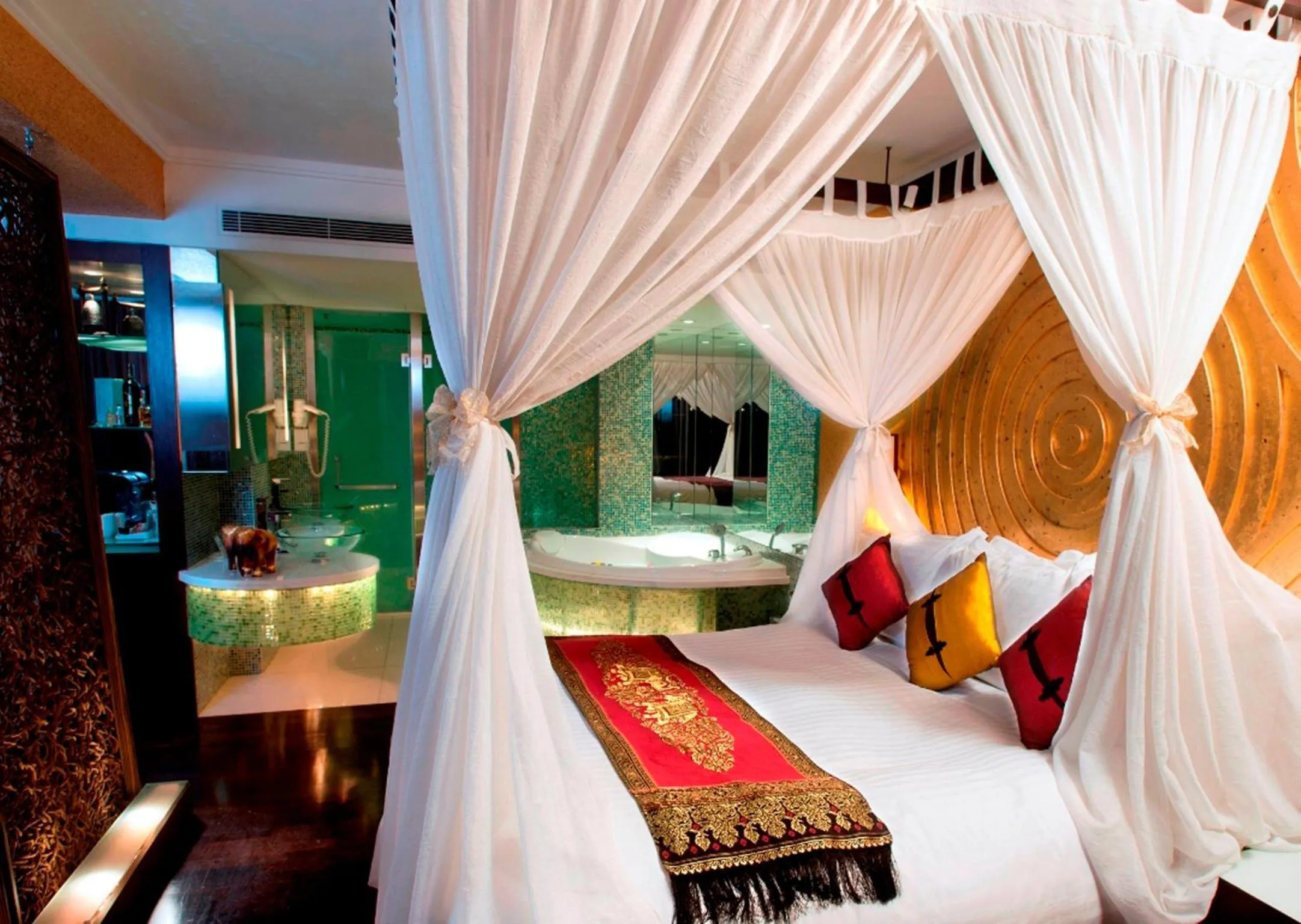 Photo of the whole room, Bed in Regal Airport Hotel